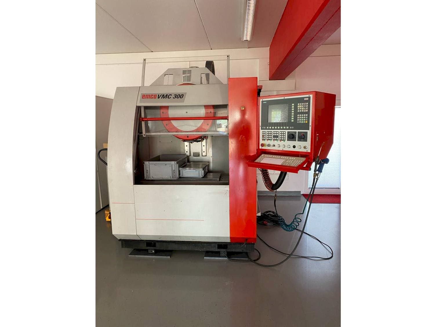 Frontansicht der EMCO VMC 300  Maschine