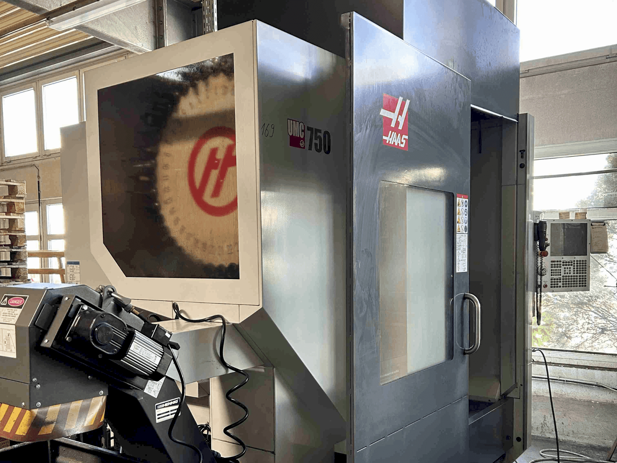 Frontansicht der HAAS UMC-750 Maschine