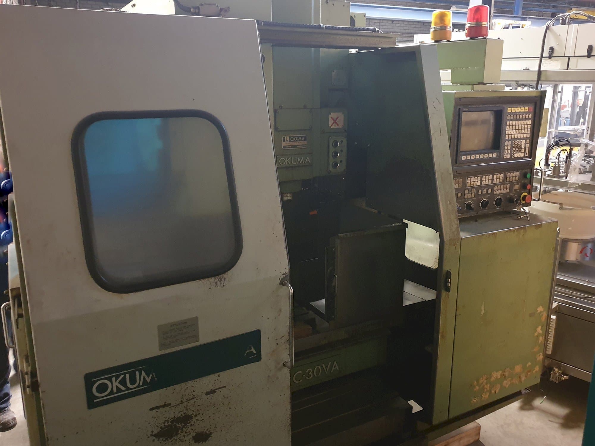 Linke Ansicht der Okuma MC-30VA Maschine