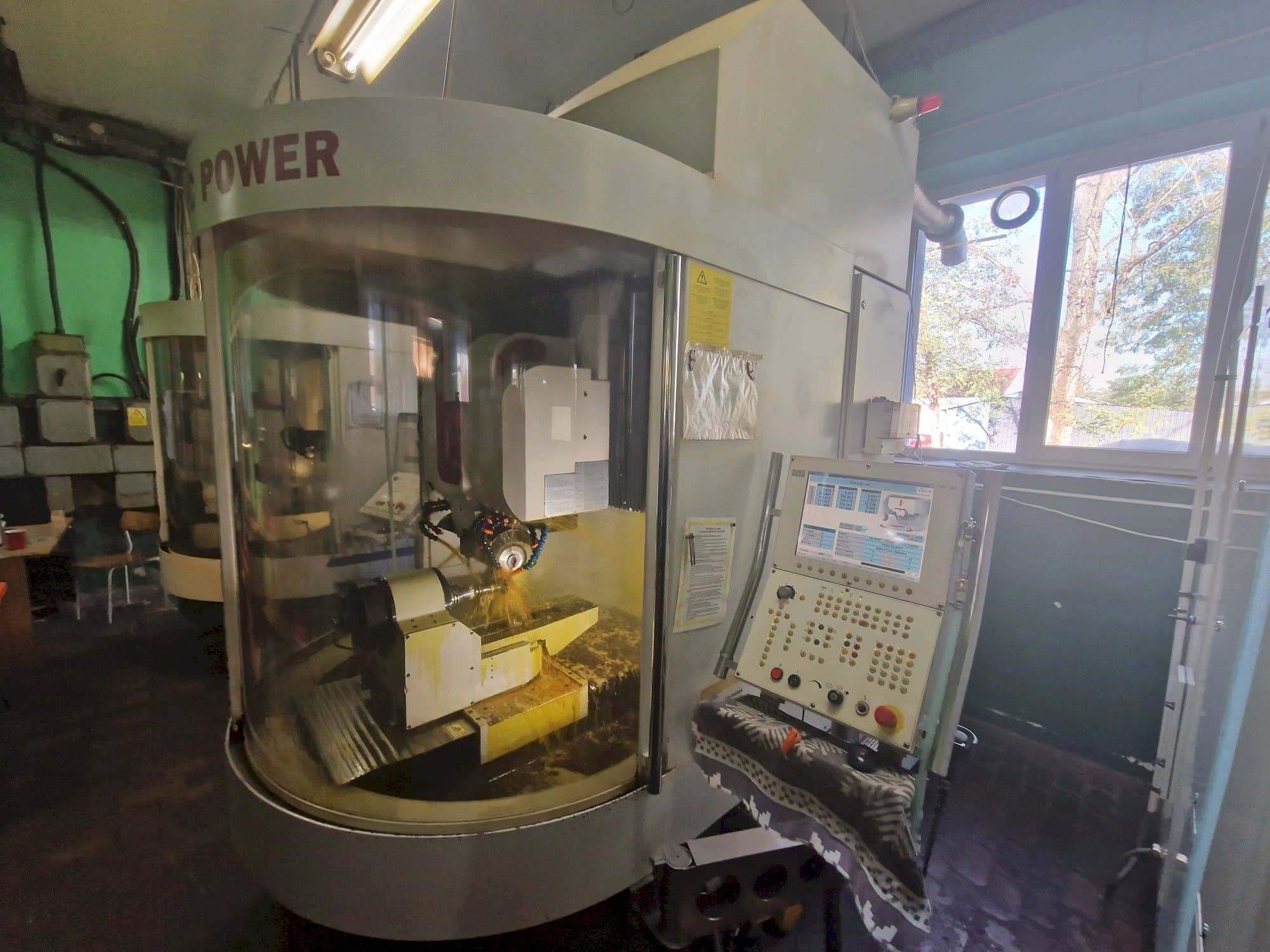 Frontansicht der WALTER Helitronic Power  Maschine