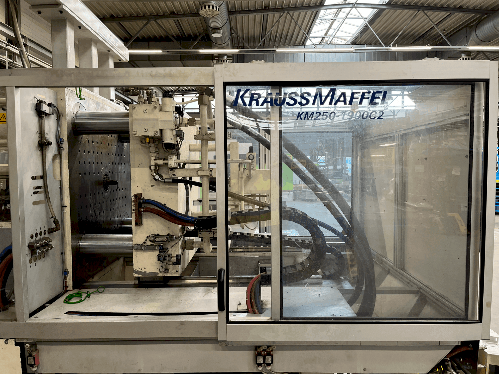 Frontansicht der Krauss Maffei 250-1900 C2  Maschine