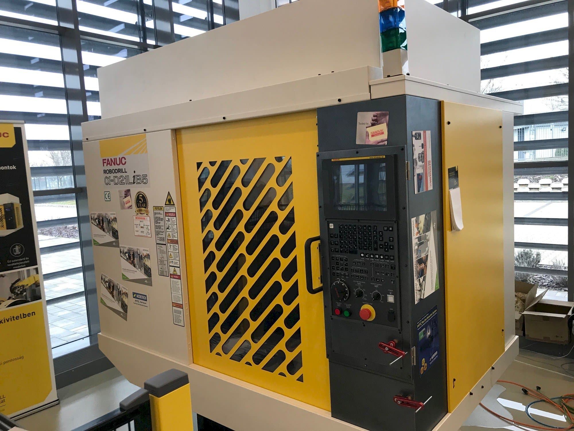 Frontansicht der FANUC Robodrill Alpha D21LIB5  Maschine