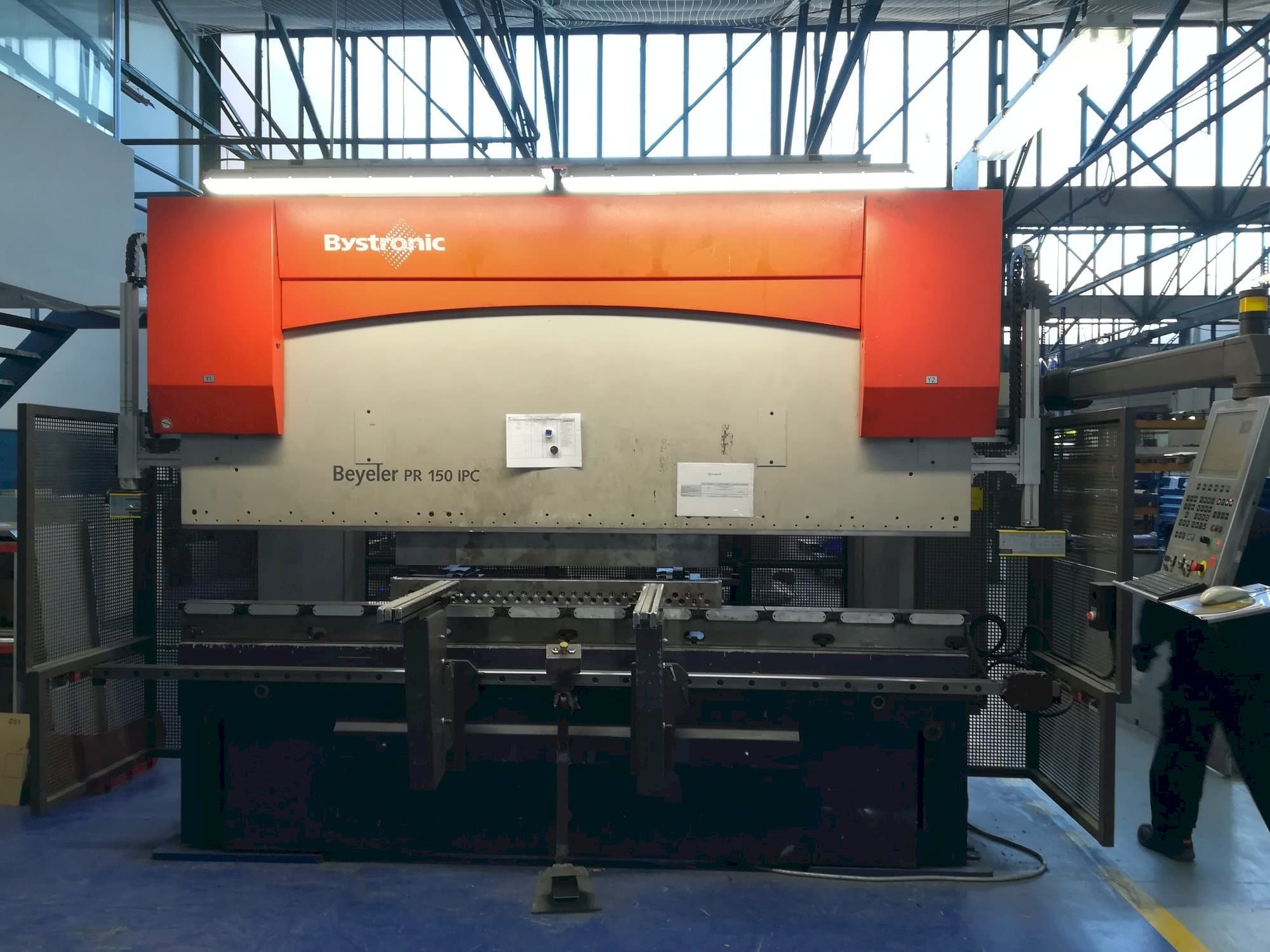 Frontansicht der Bystronic PR 150 X 3100 Maschine