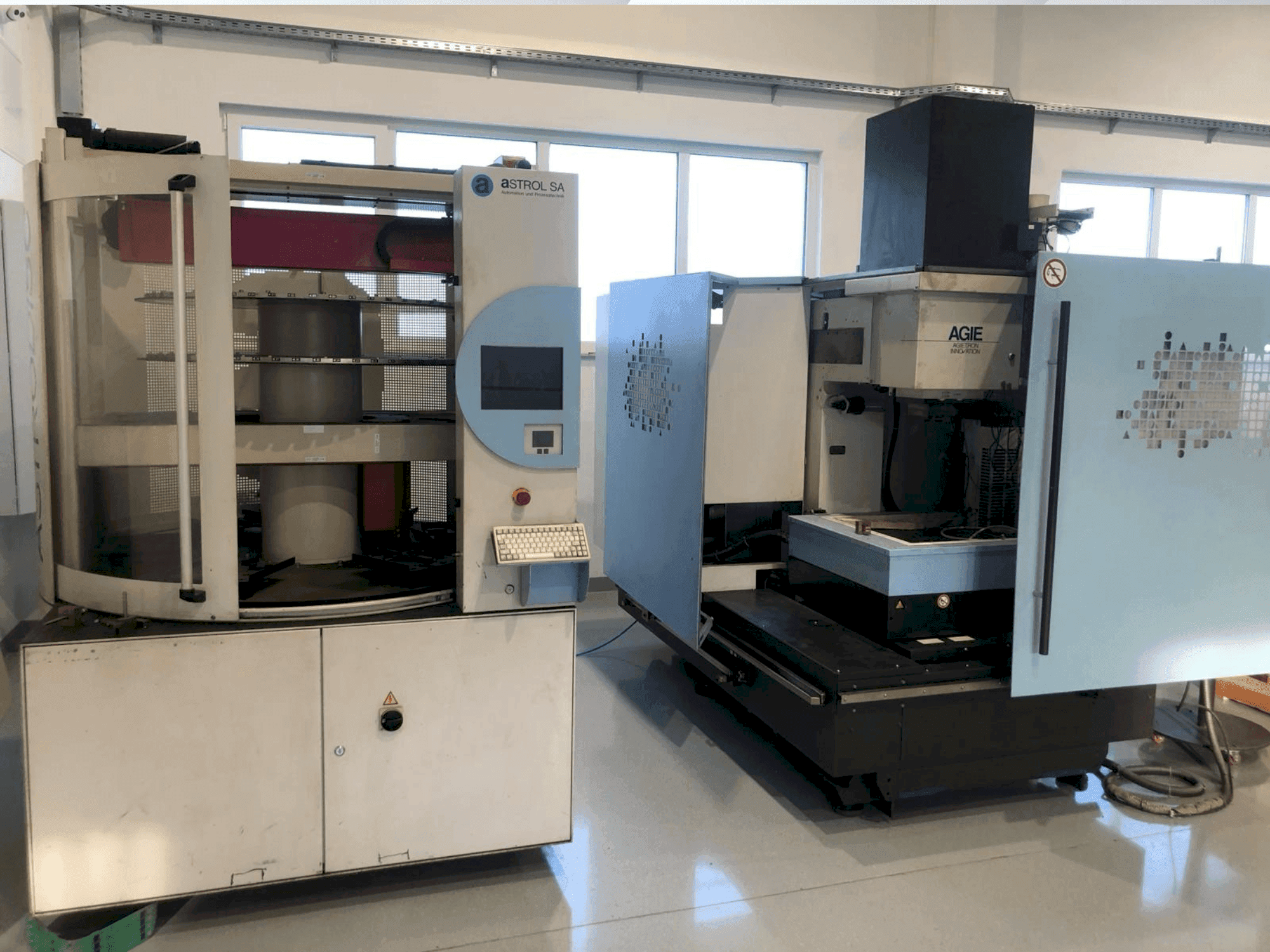 Frontansicht der AGIE AGIETRON Innovation 2  Maschine