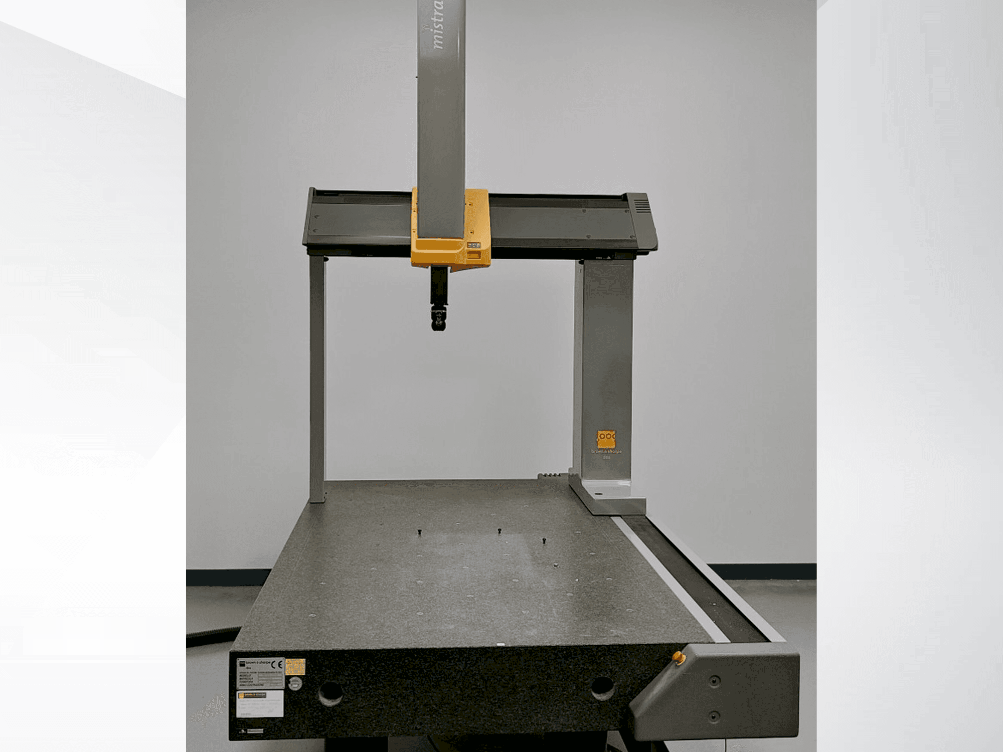 Frontansicht der BROWN & SHARPE Mistral  Maschine