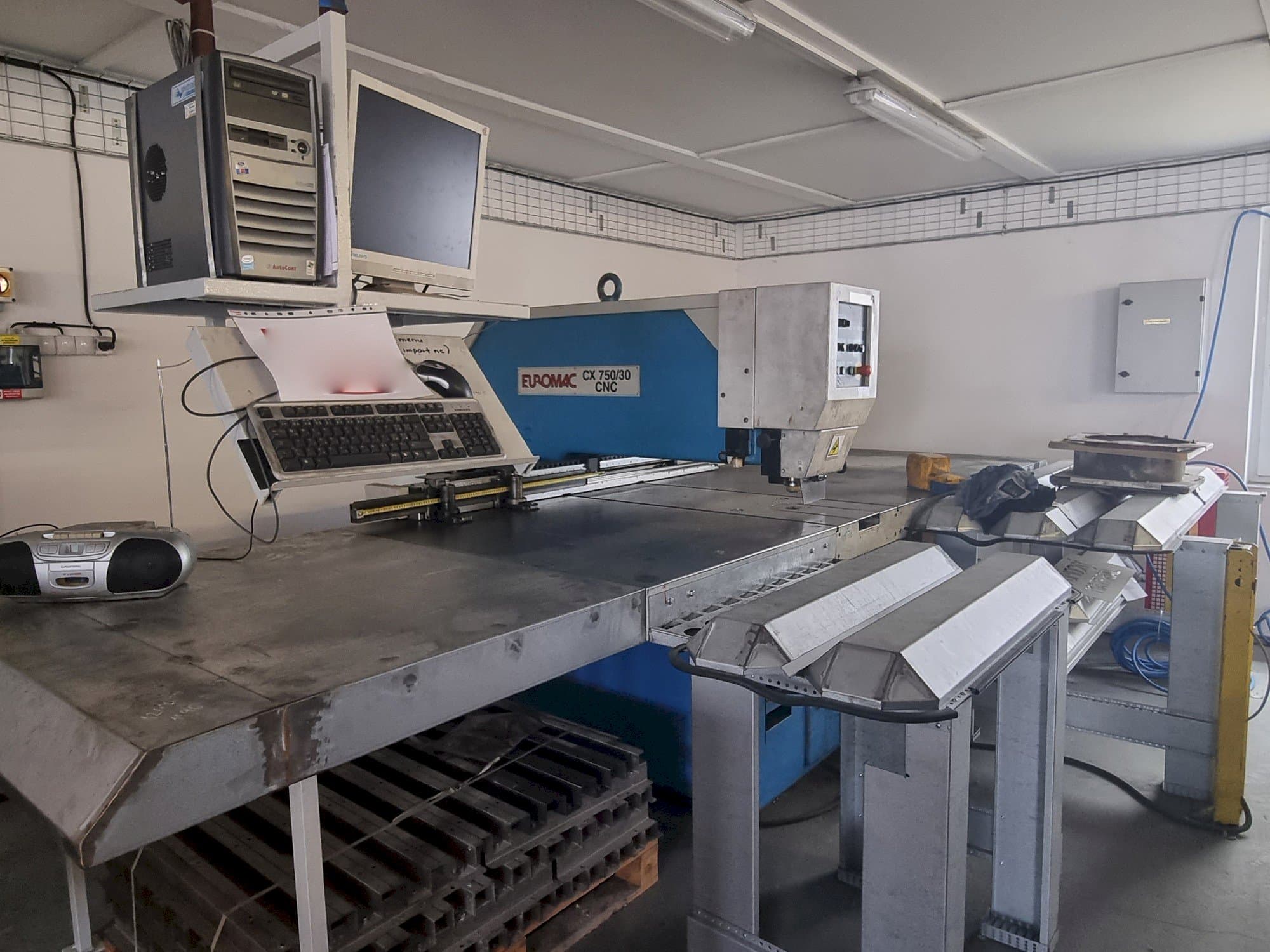 Frontansicht der Euromac CX 750/30 CNC  Maschine