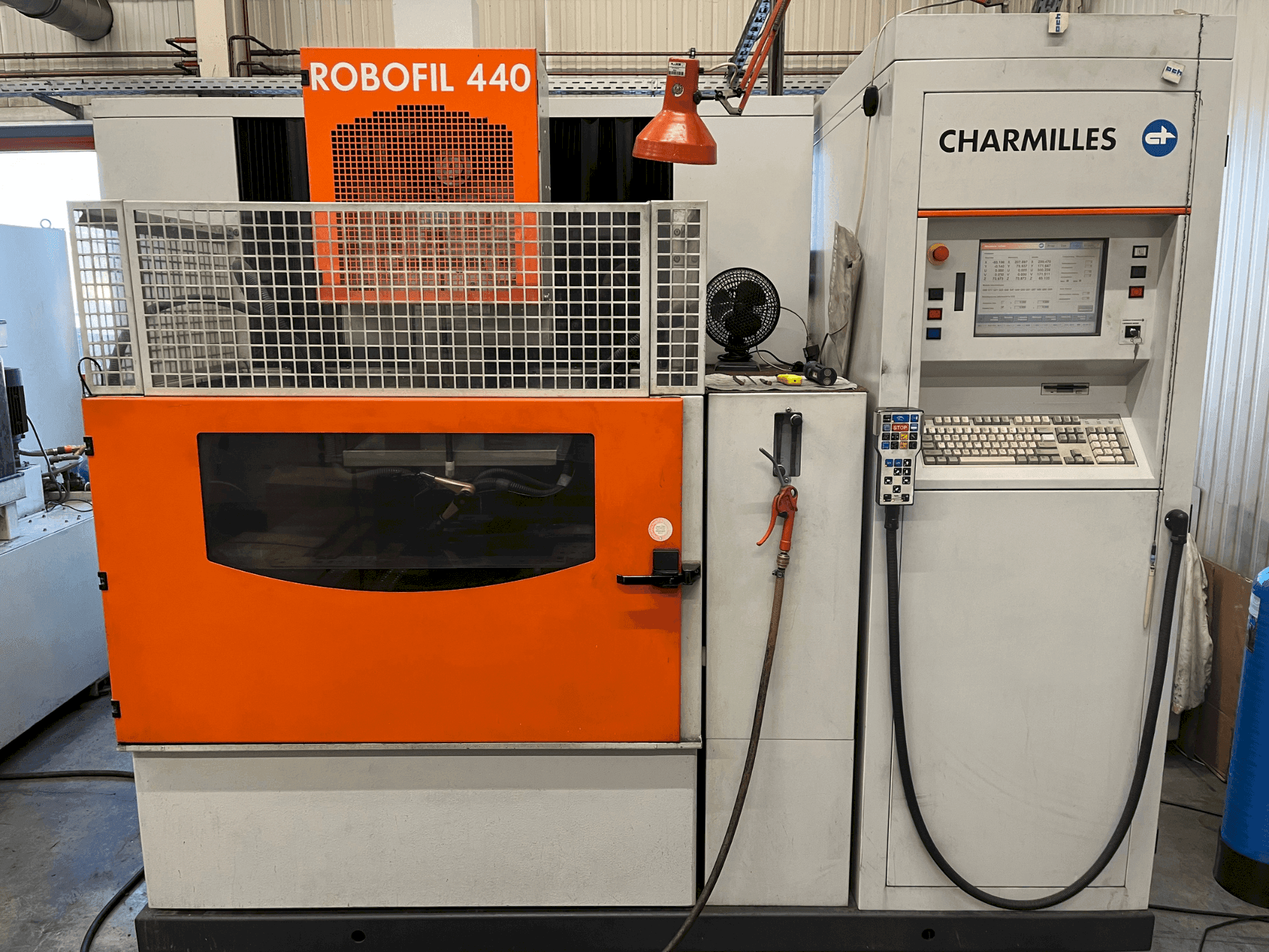 Frontansicht der CHARMILLES Robofil 440  Maschine