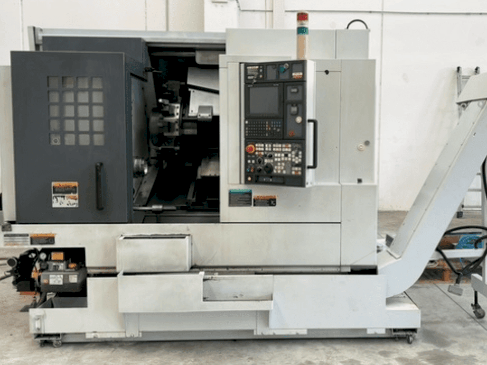 Frontansicht der MORI SEIKI NL 2000Y/500  Maschine