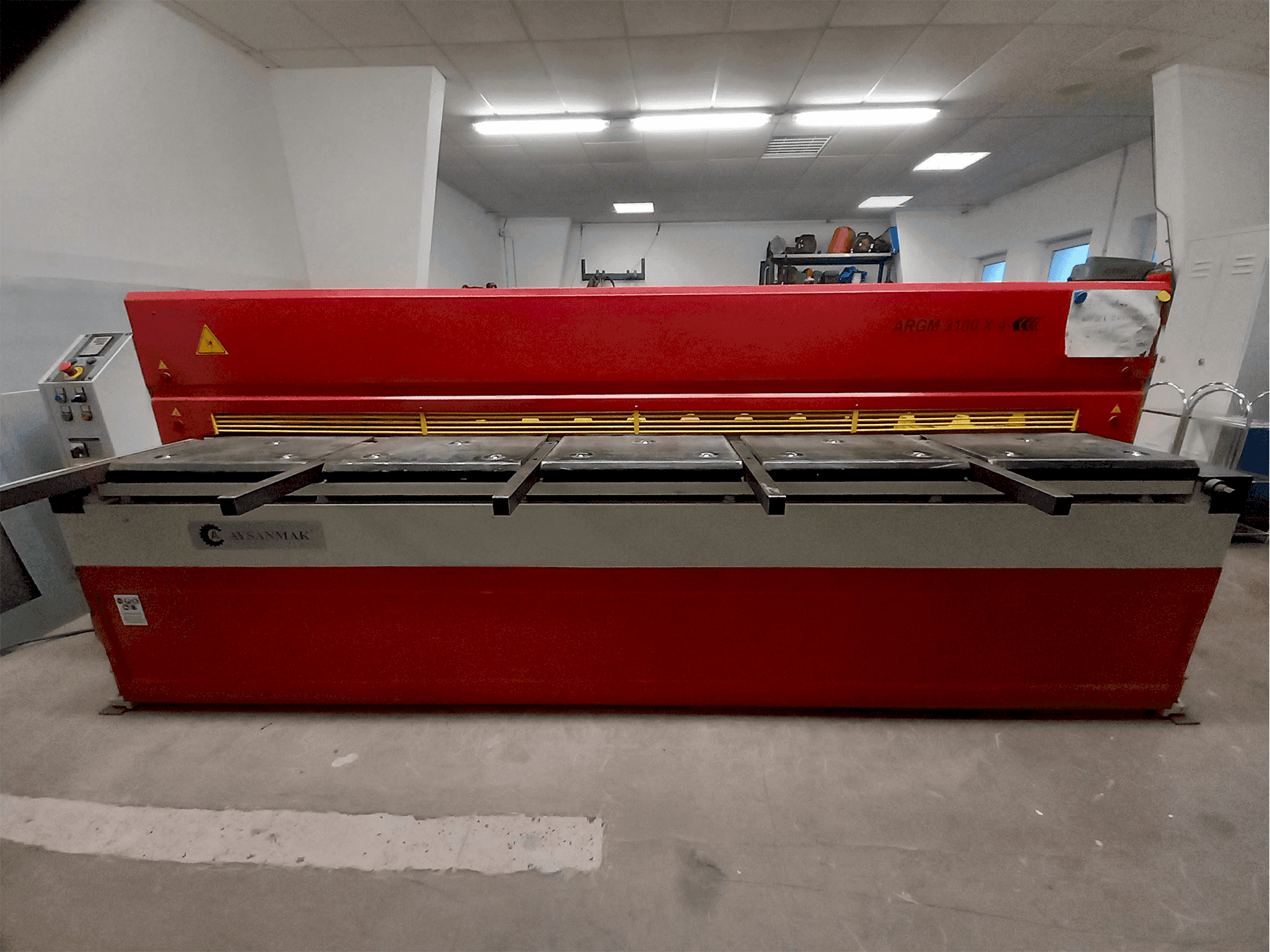 Frontansicht der AYSANMAK ARGM 3100 x 4  Maschine