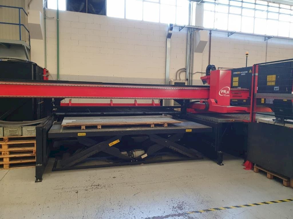 Frontansicht der AMADA LC 2415 ALFA IV Maschine