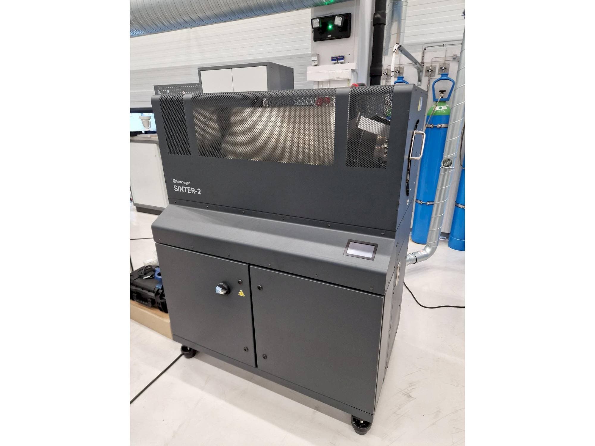 Frontansicht der MARKFORGED Metal X  Maschine