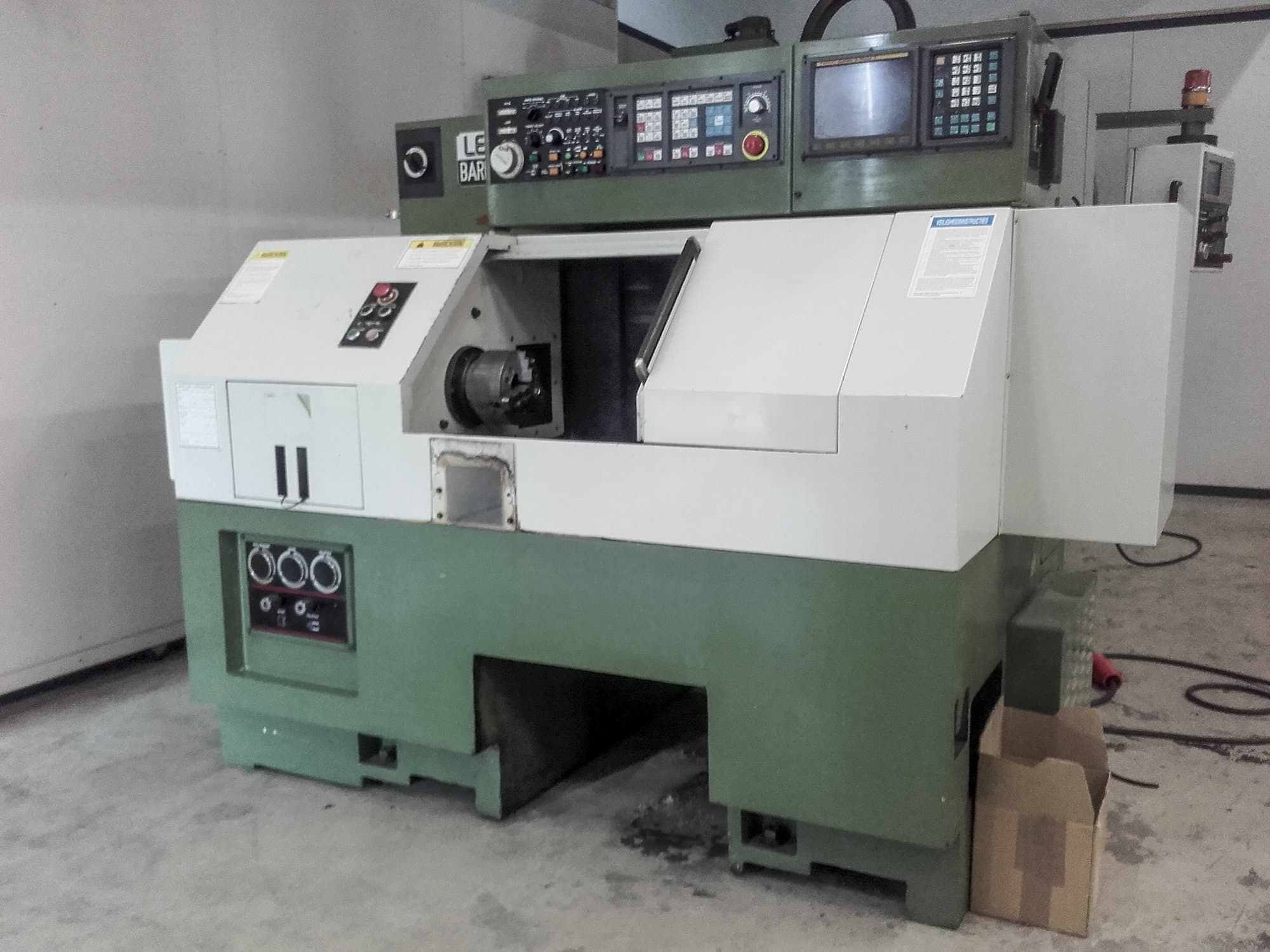 Linke Ansicht der Leadwell Barmaster 40 Maschine
