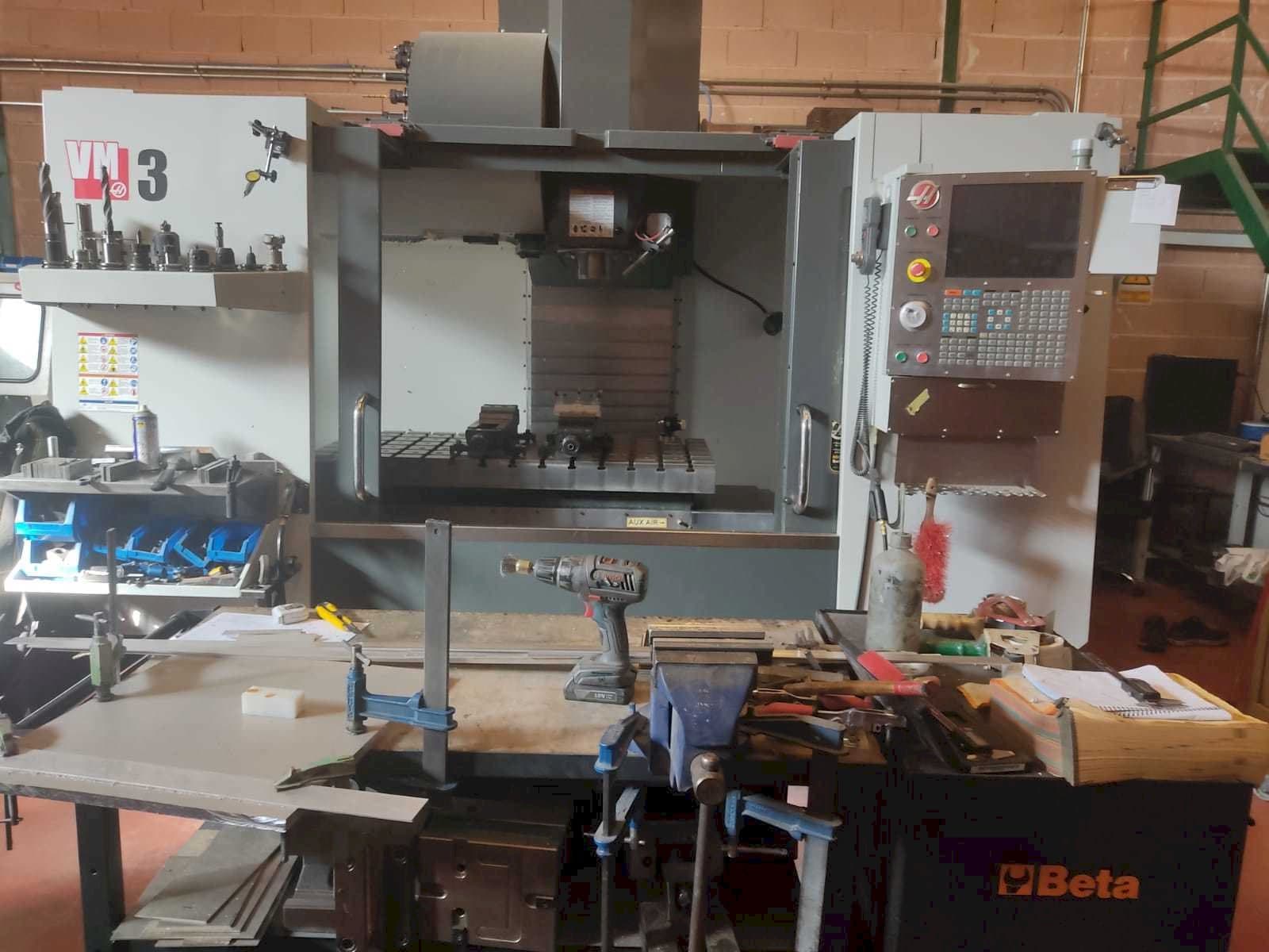 Frontansicht der HAAS VM-3  Maschine