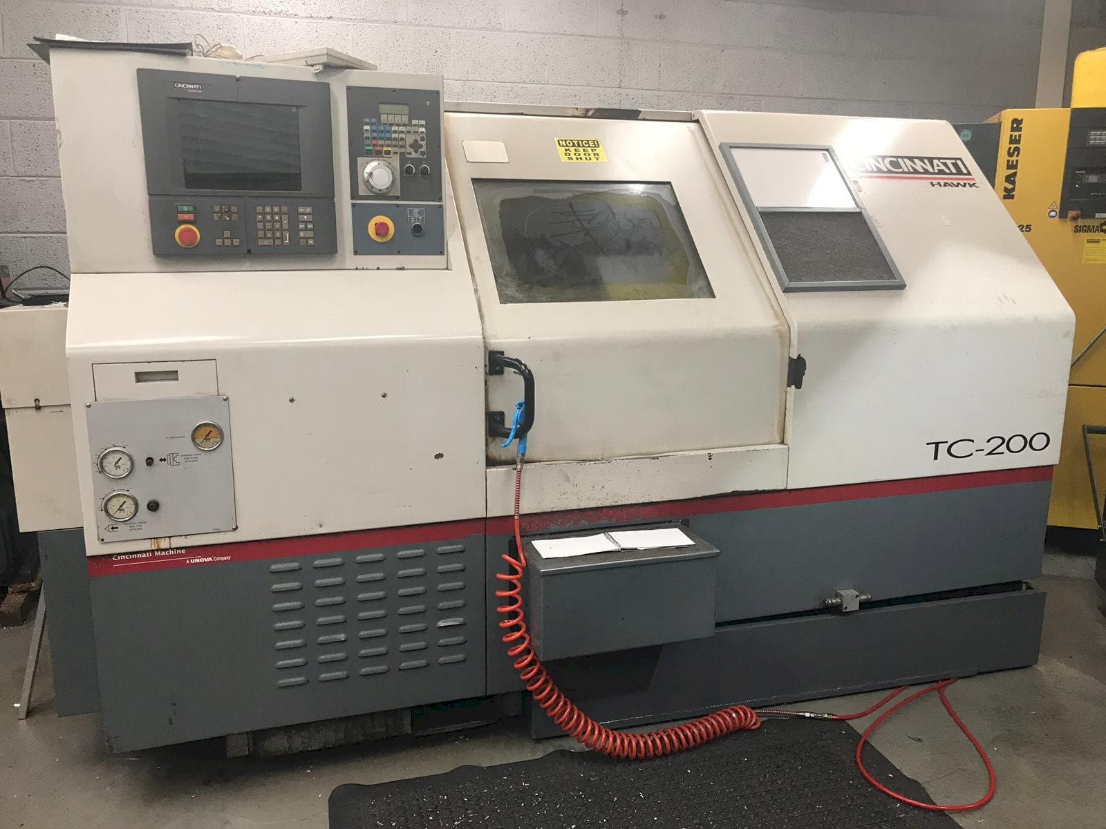 Frontansicht der Cincinnati Hawk TC-200  Maschine