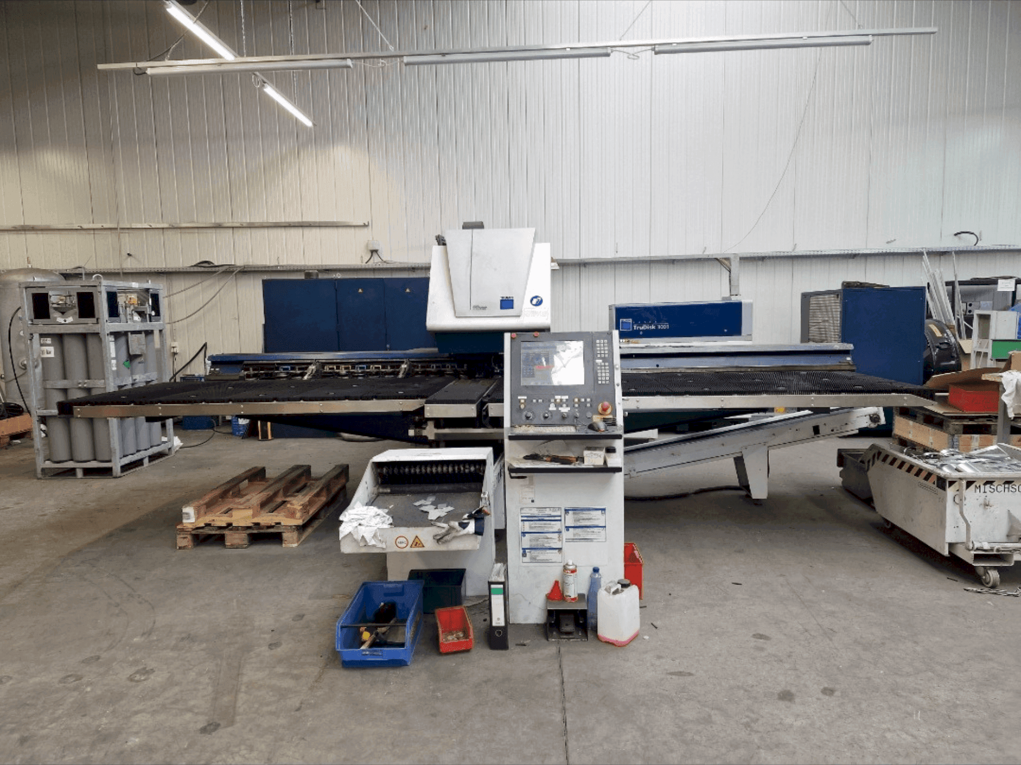 Frontansicht der TRUMPF TruMatic 3000 Fiber  Maschine