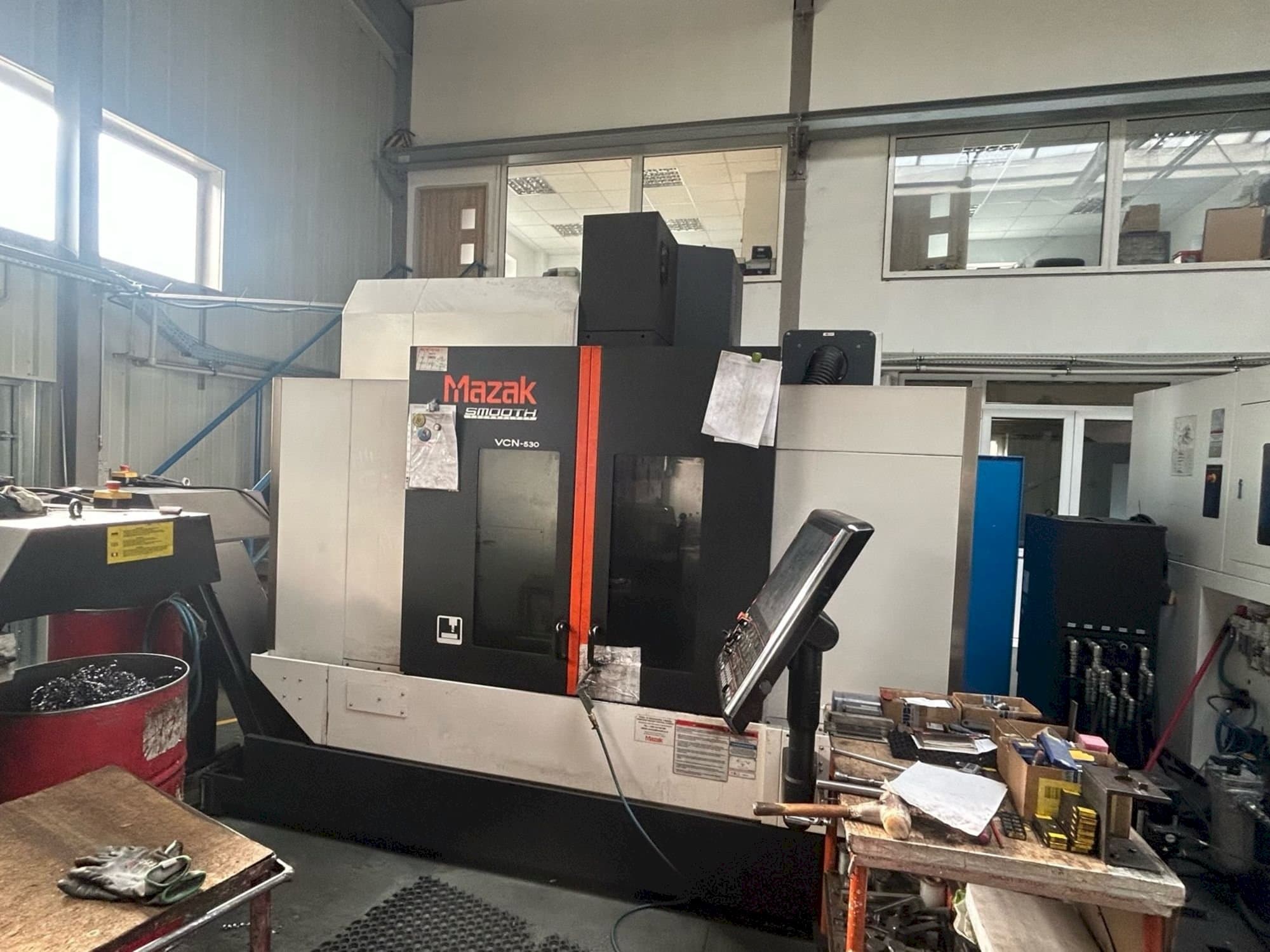 Frontansicht der Mazak VCN-530  Maschine
