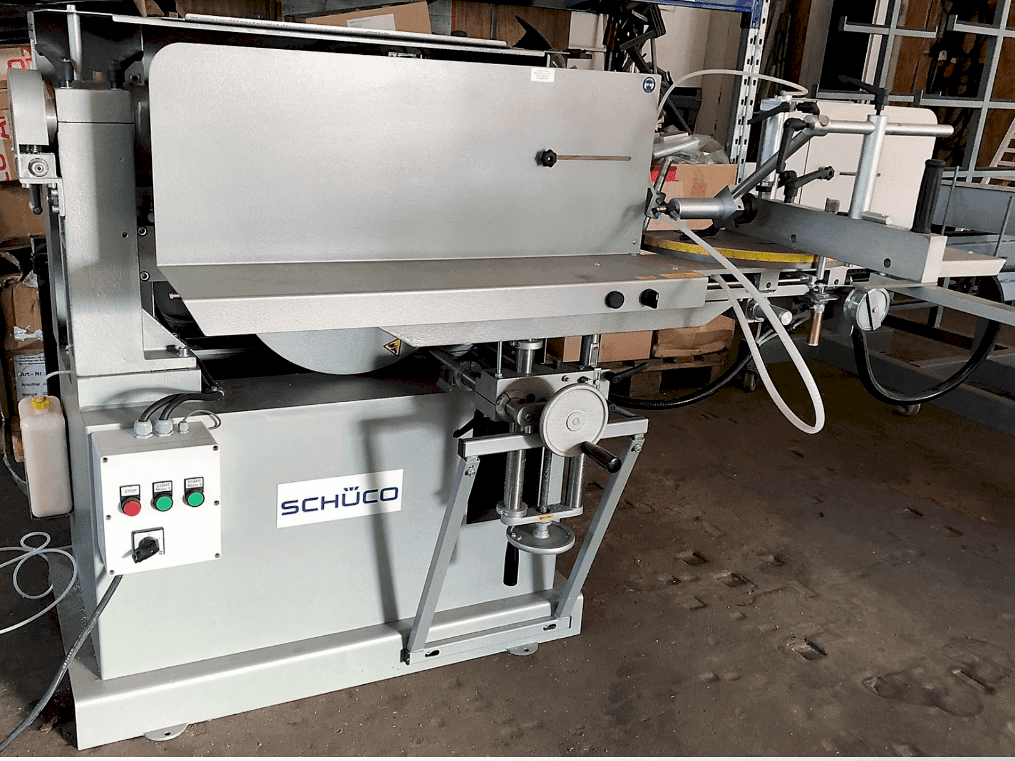 Frontansicht der SCHÜCO AS 450  Maschine