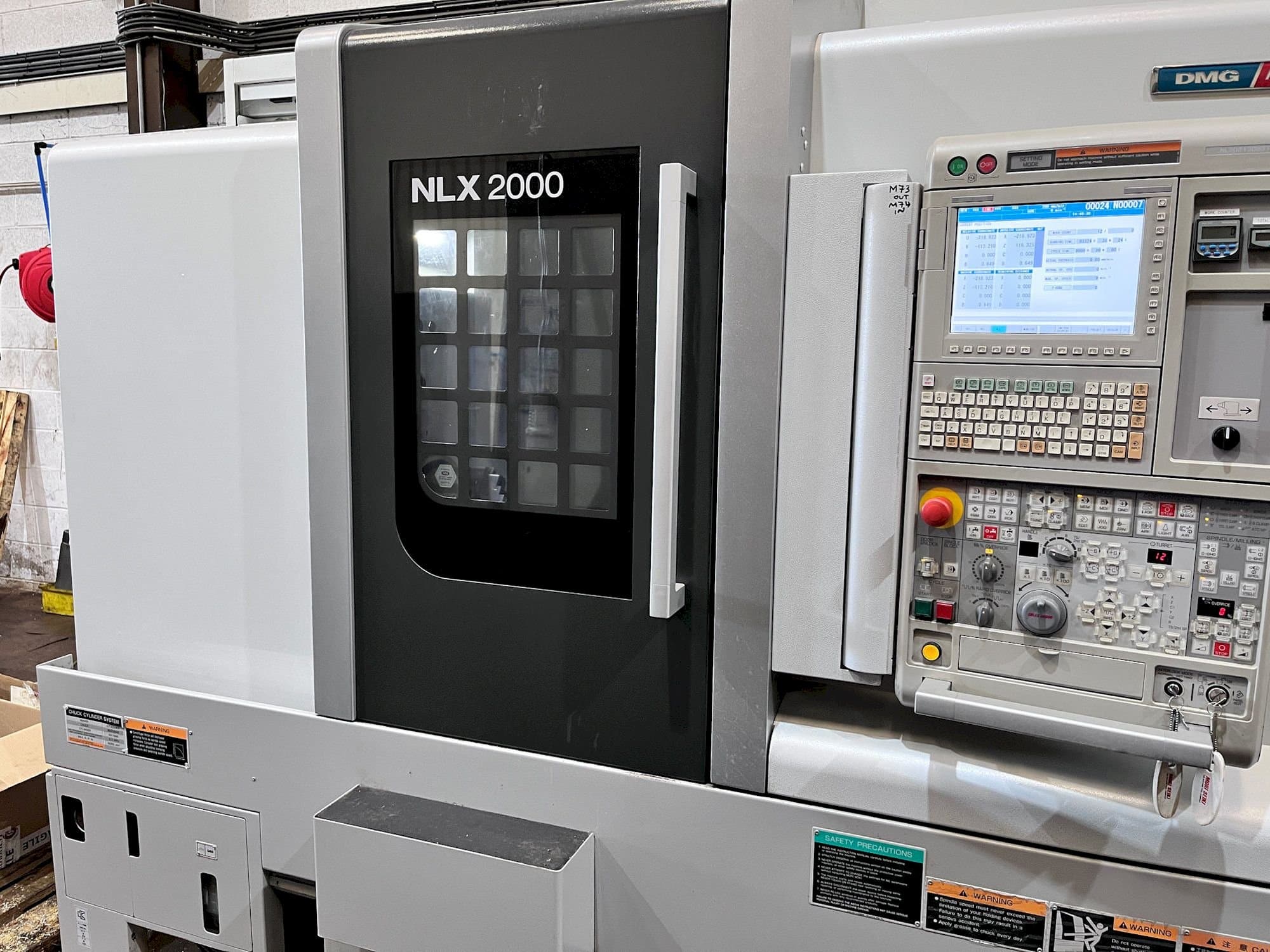 Frontansicht der MORI SEIKI NLX 2000MC/500  Maschine