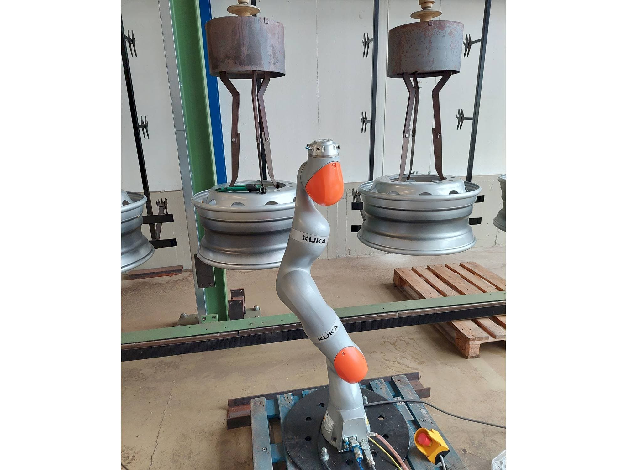 Frontansicht der KUKA LBR iiwa 7  Maschine