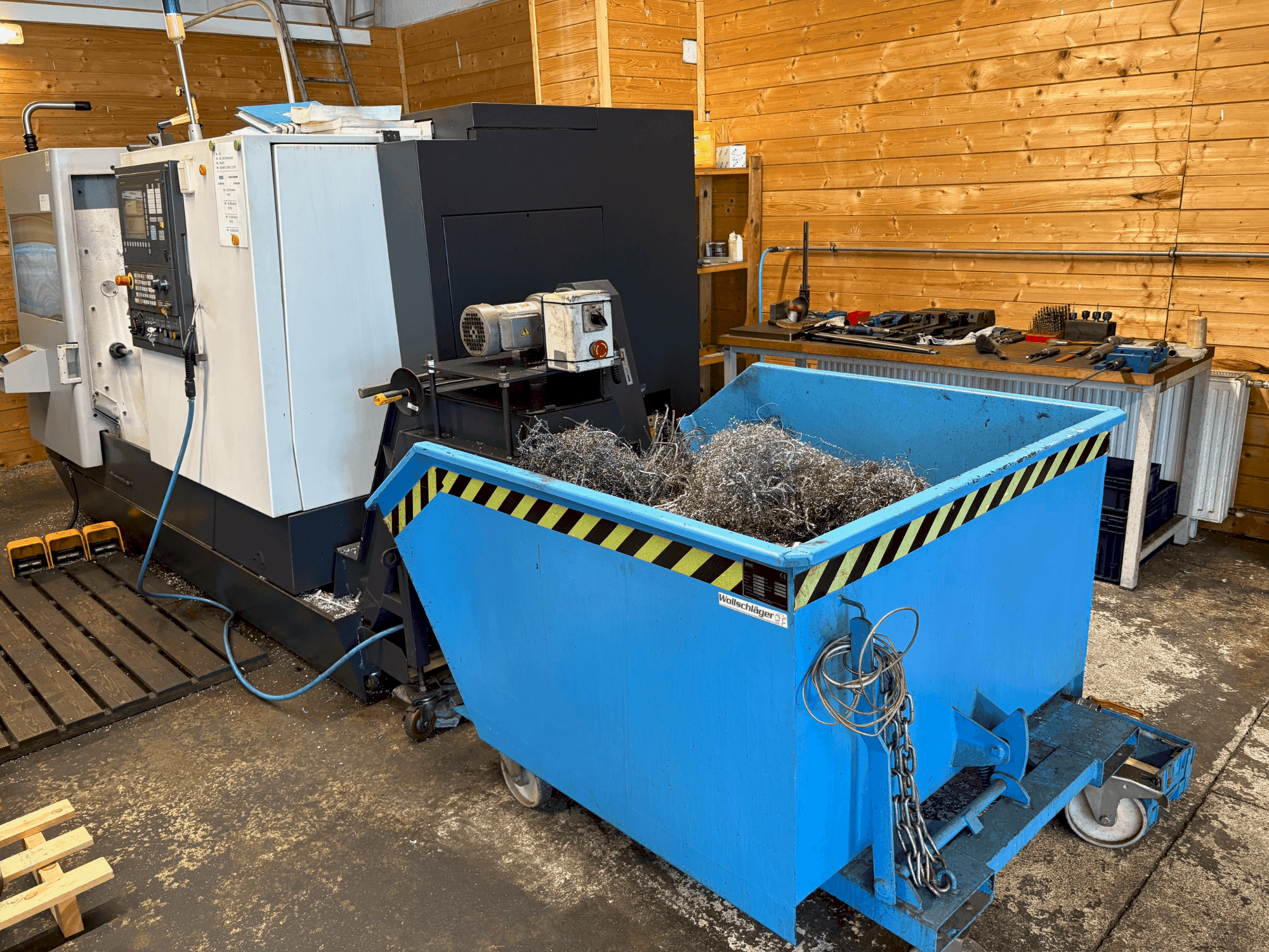 Frontansicht der HWACHEON Cutex 240  Maschine