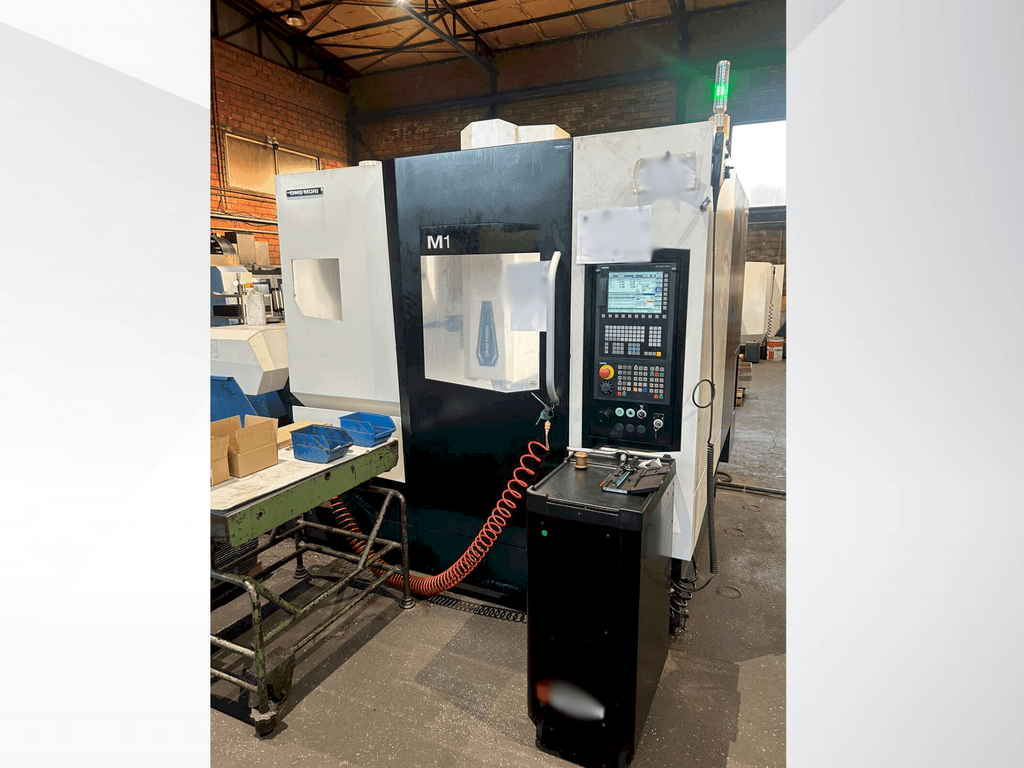 Frontansicht der DMG MORI M1 PRO  Maschine