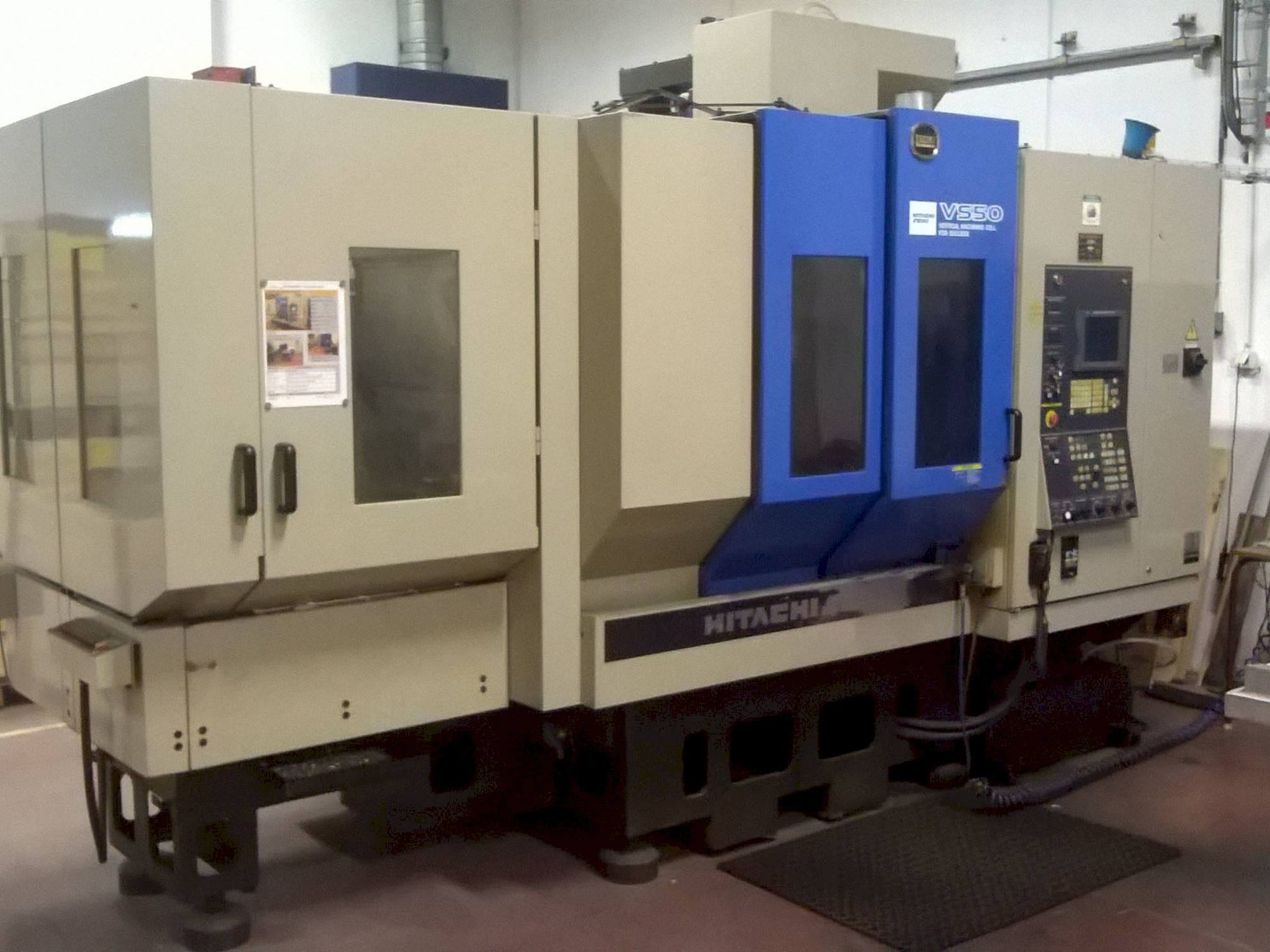 Frontansicht der Hitachi VS 50 Maschine