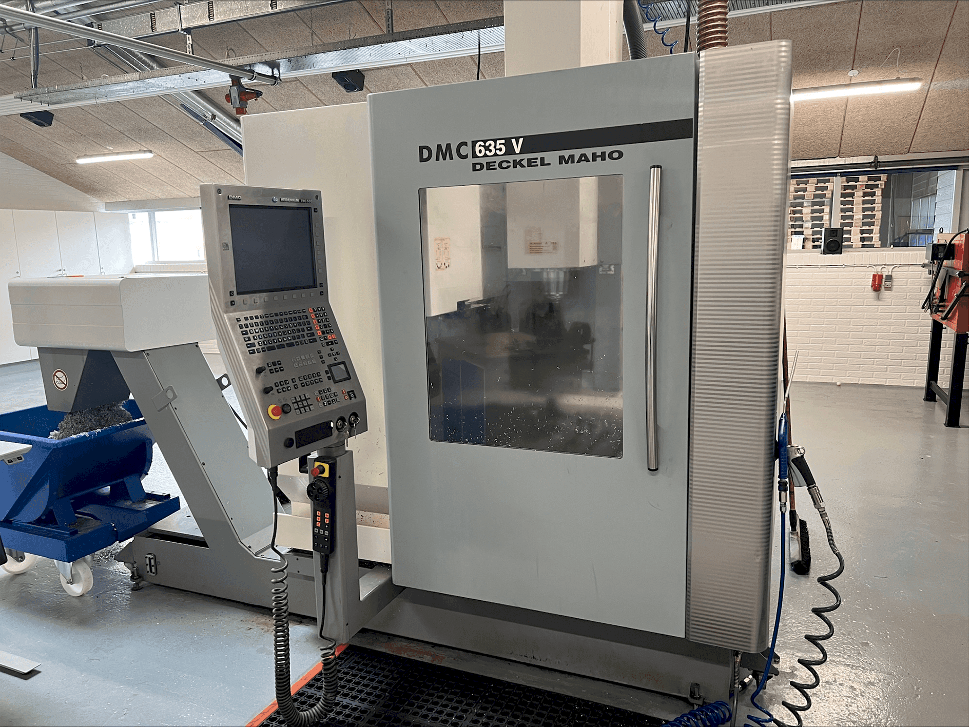 Linke Seitenansicht der DMG MORI DMC 635V  Maschine
