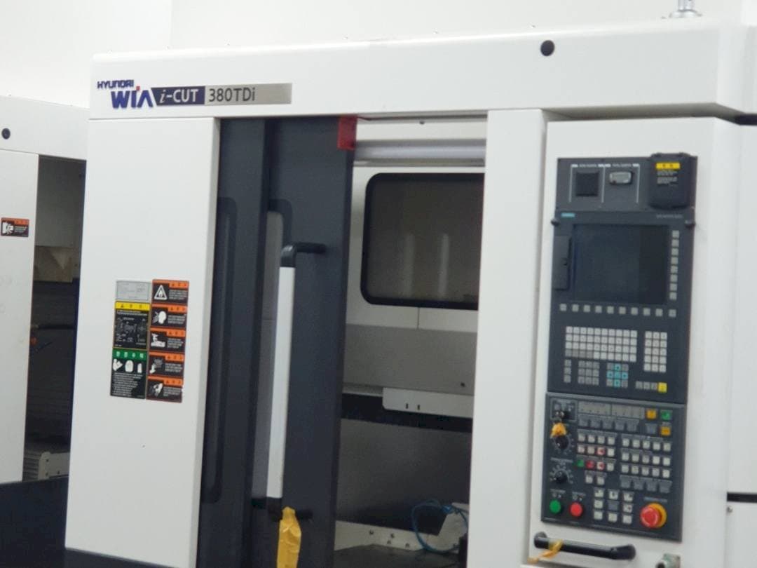 Frontansicht der Hyundai Wia i-CUT380TDi  Maschine