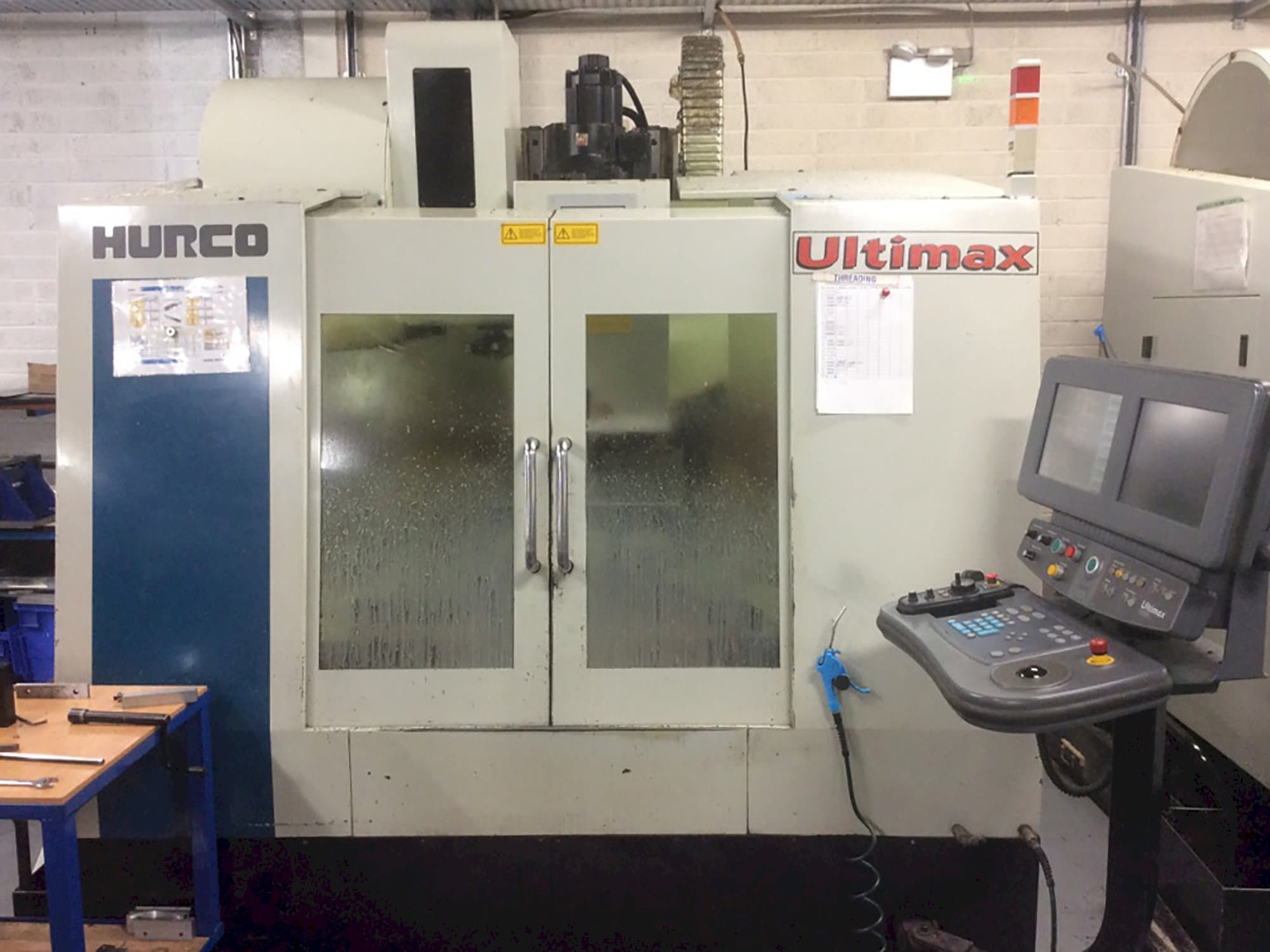Frontansicht der Hurco Ultimax VMX30 Maschine