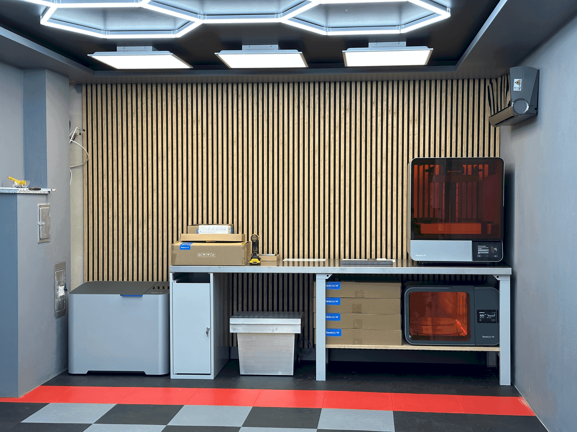 Frontansicht der FORMLABS 4L  Maschine