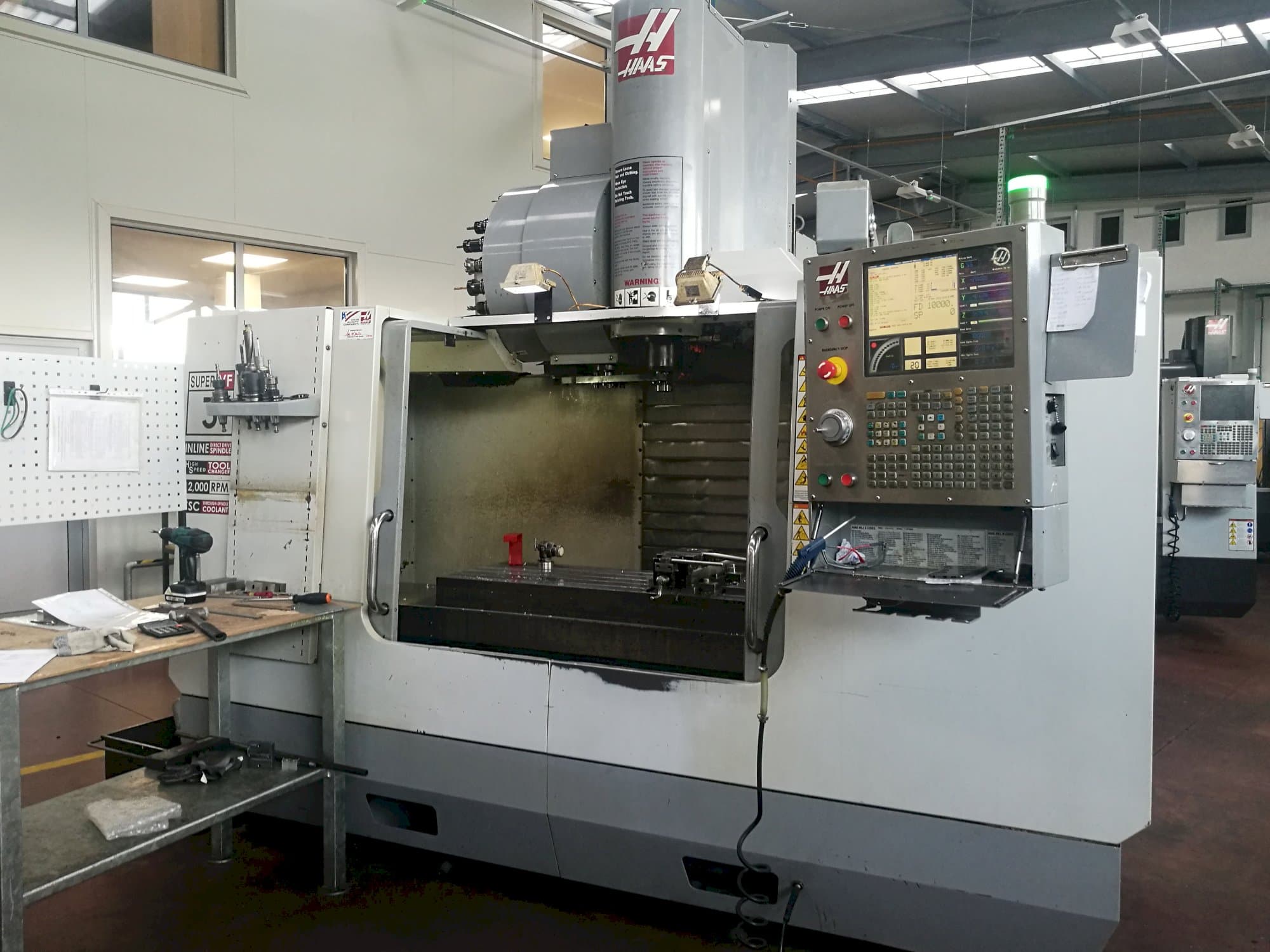 Frontansicht der HAAS VF-3SSHE Maschine