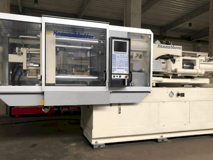 Frontansicht der Krauss Maffei 150-700 C2  Maschine