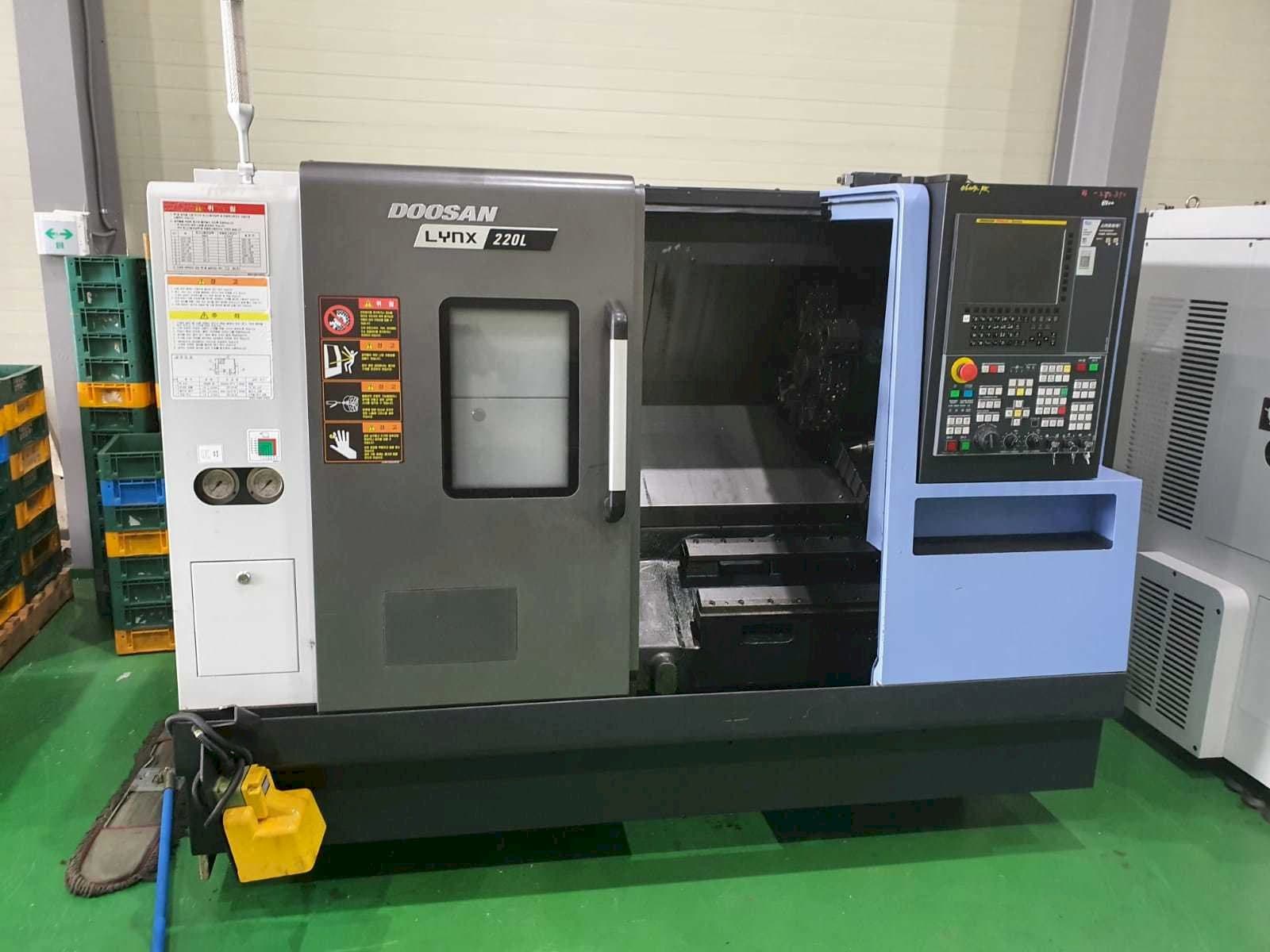 Frontansicht der Doosan LYNX 220 LC  Maschine