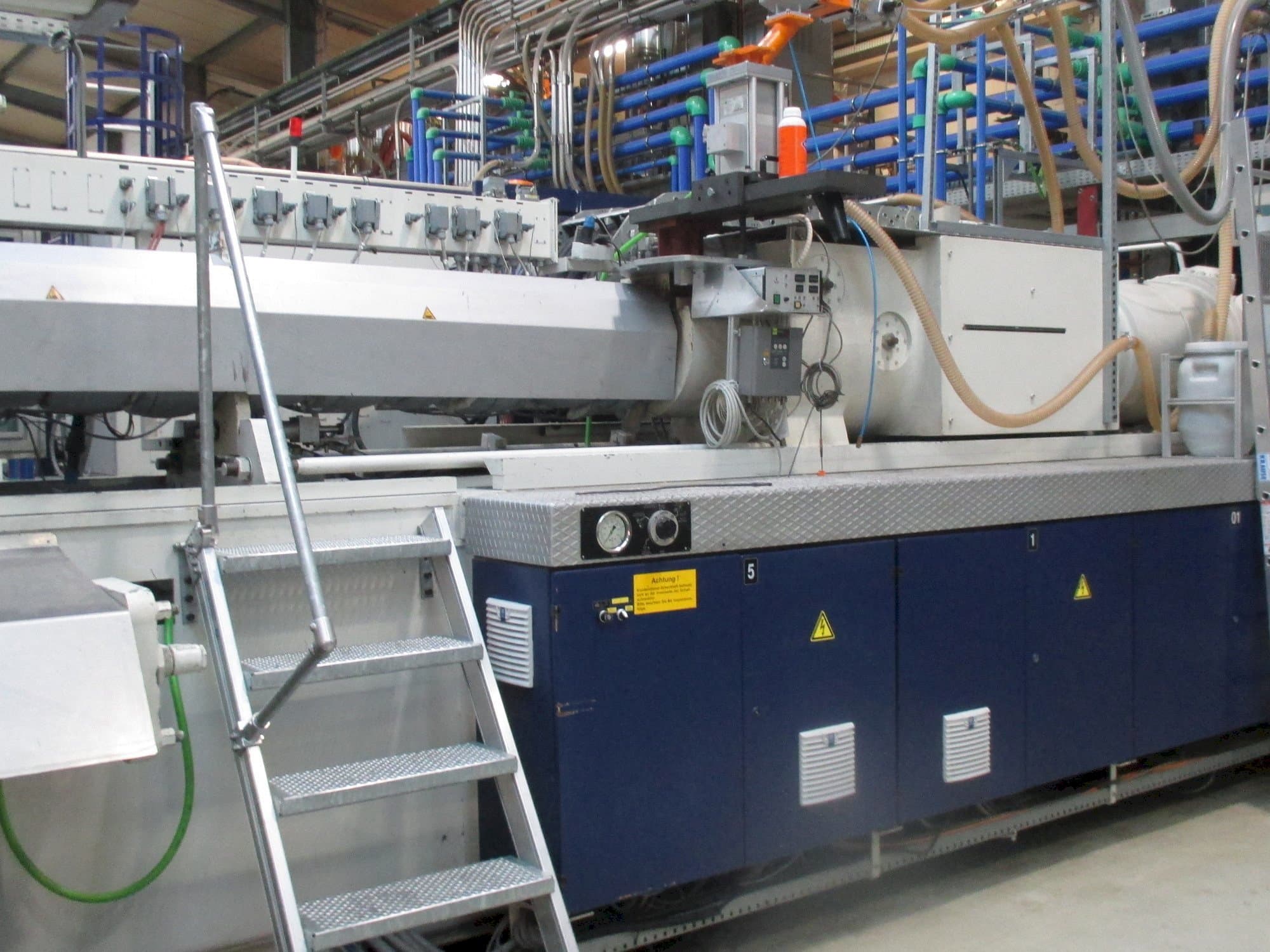 Frontansicht der Krauss Maffei 1300/14700 MC  Maschine