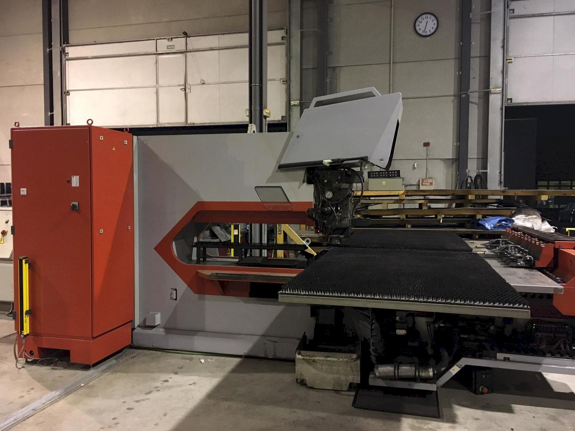 Frontansicht der Trumpf Trumatic 2000 R  Maschine