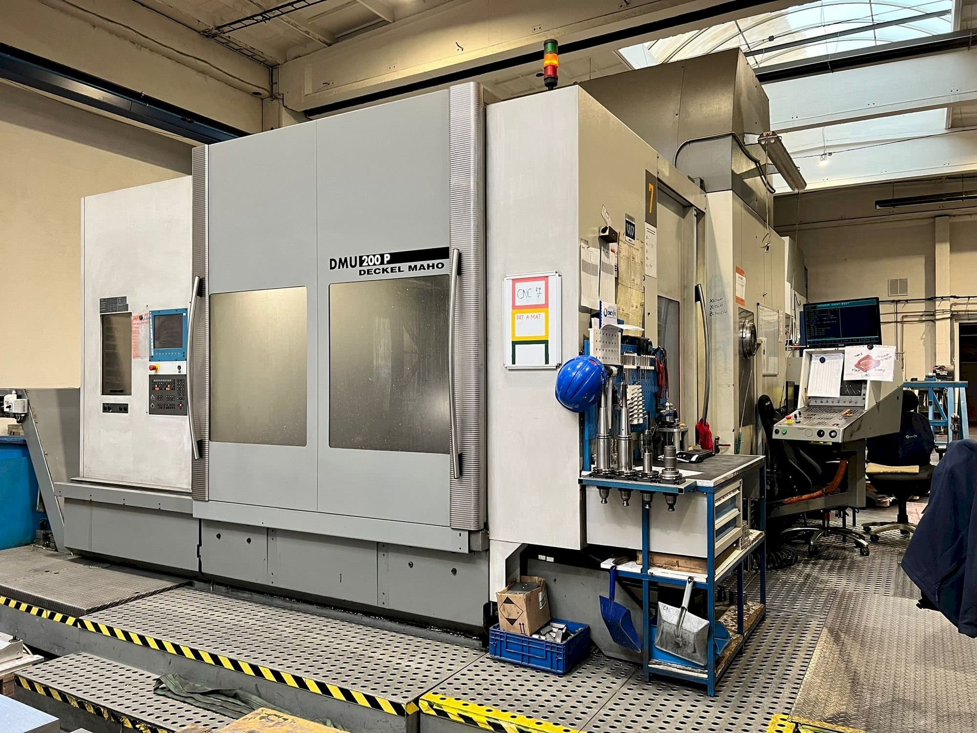 Frontansicht der DECKEL MAHO DMU 200P  Maschine