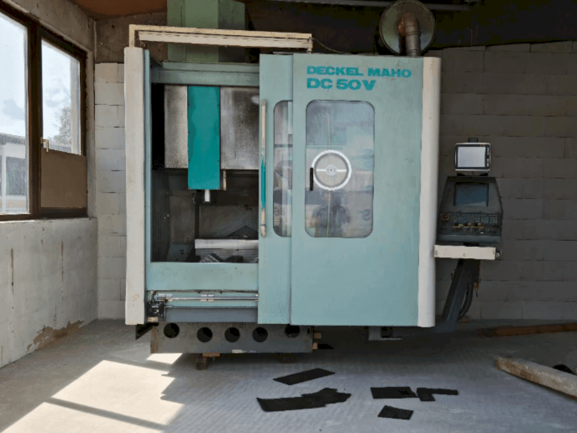 Frontansicht der DECKEL MAHO DC 50 V  Maschine