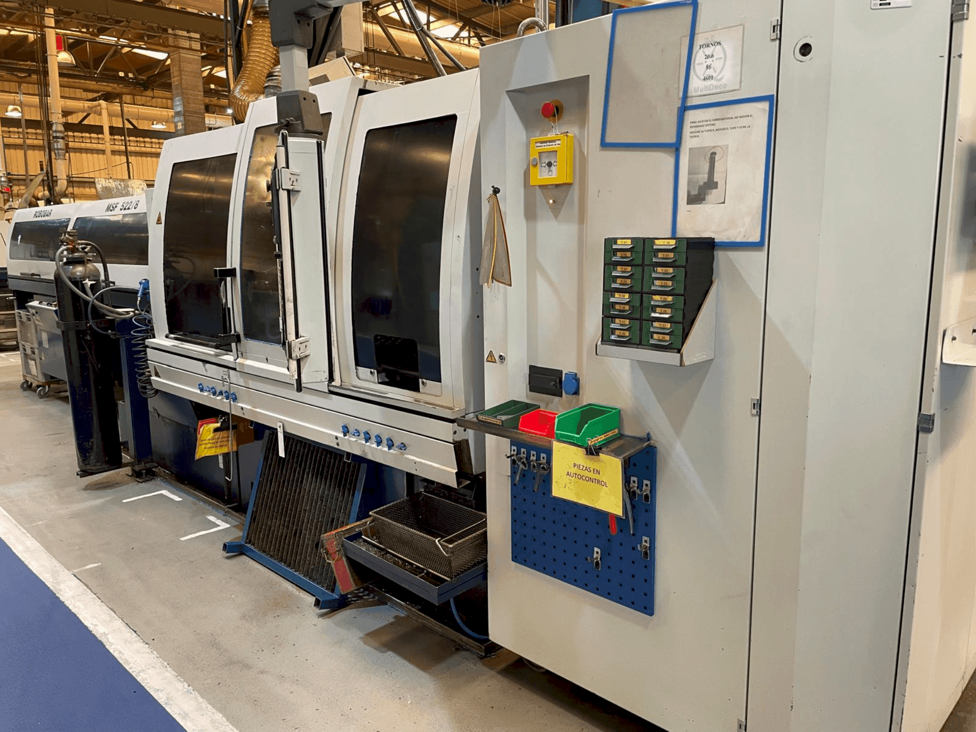 Frontansicht der TORNOS MultiDeco 20-8b  Maschine