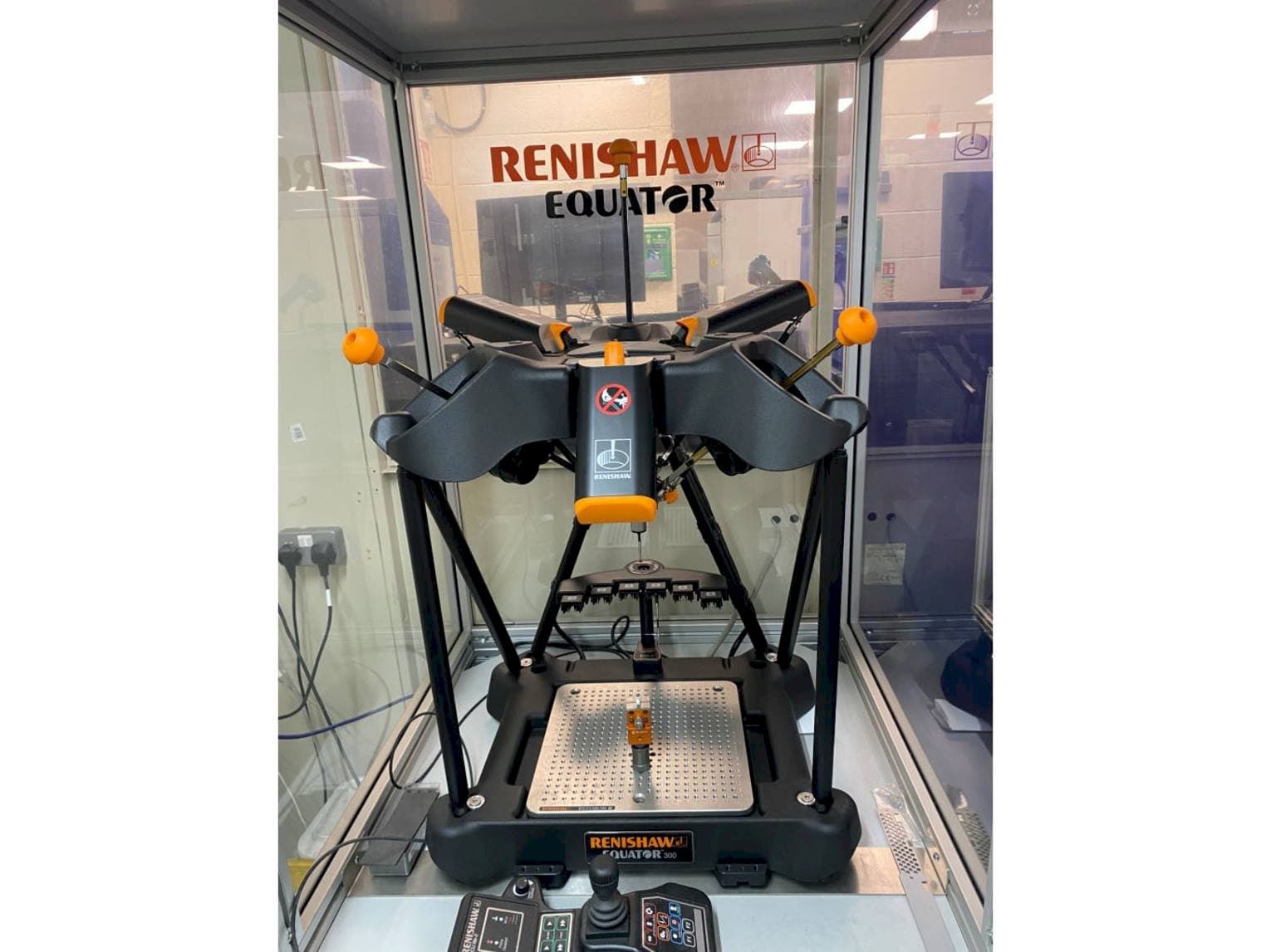 Frontansicht der RENISHAW Equator 300  Maschine