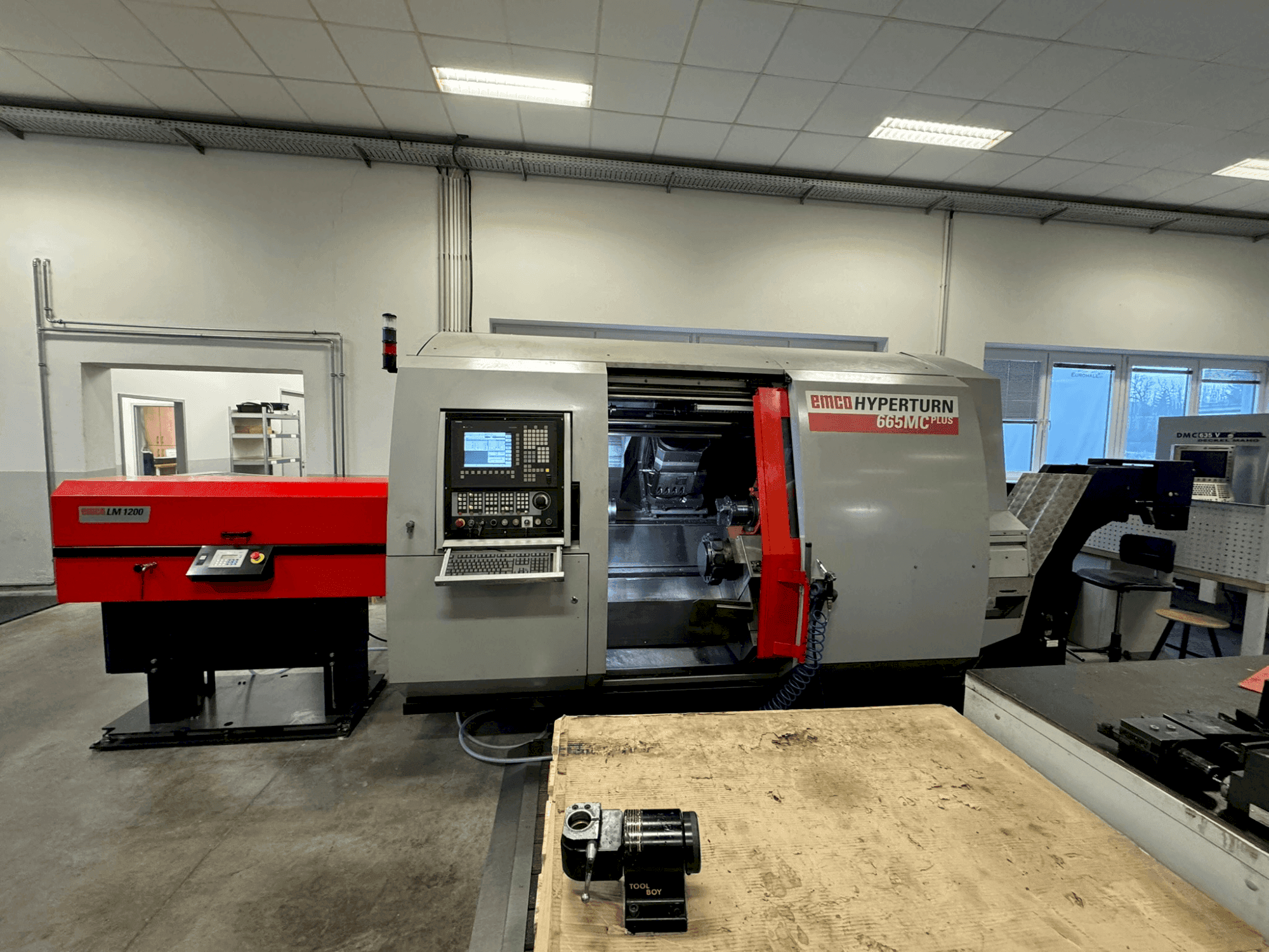 Frontansicht der EMCO Hyperturn 665MC Plus  Maschine