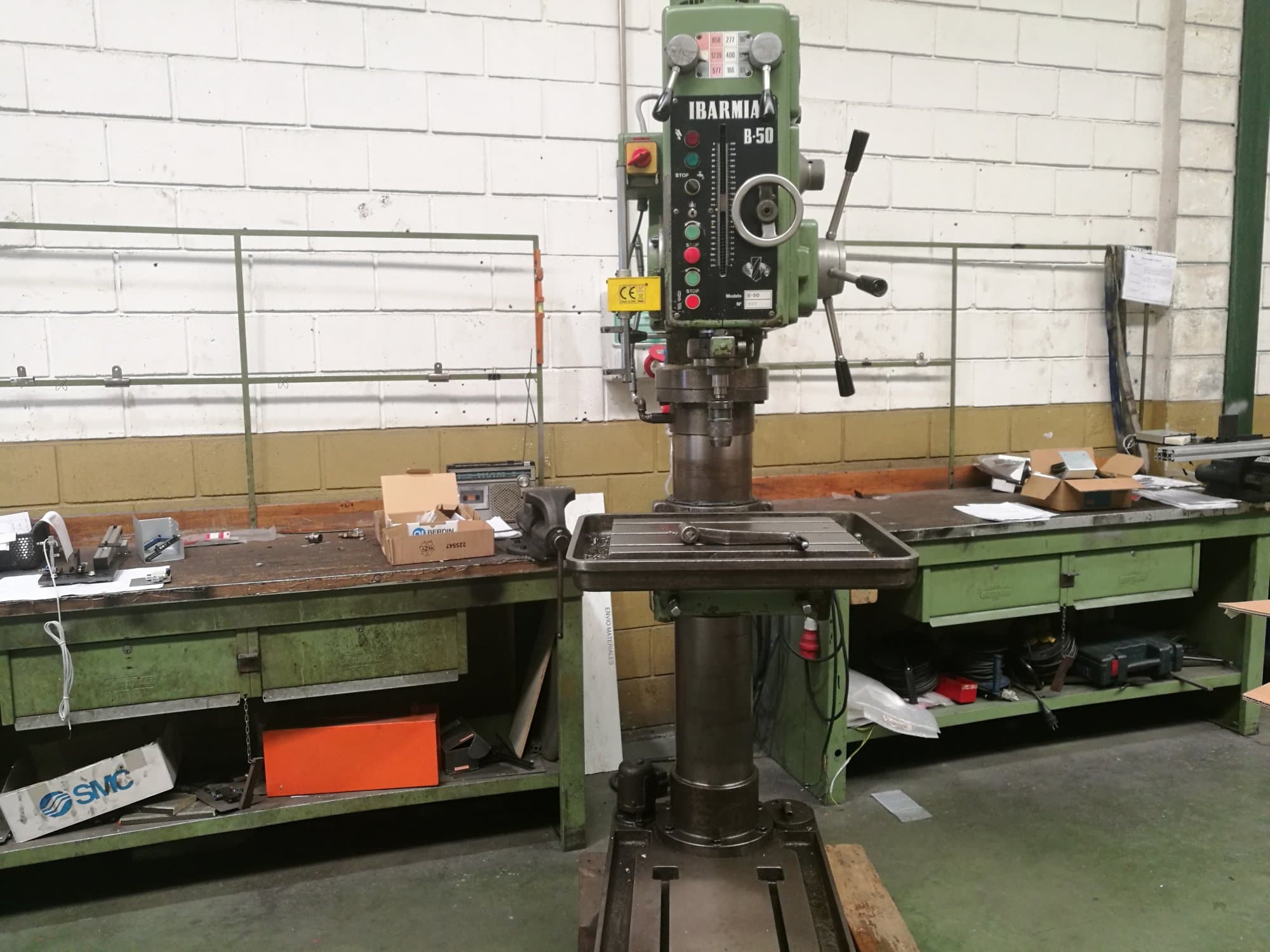 Frontansicht 1 der IBARMIA B-50 Maschine