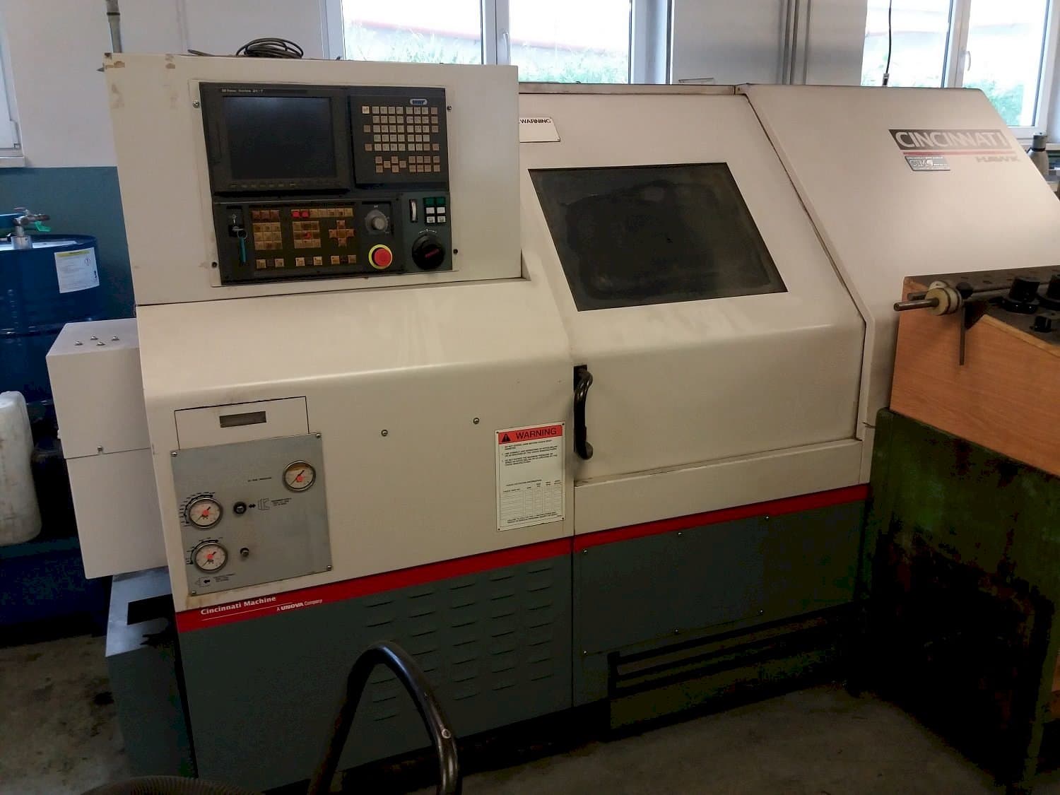 Frontansicht der Cincinnati HAWK-200M  Maschine