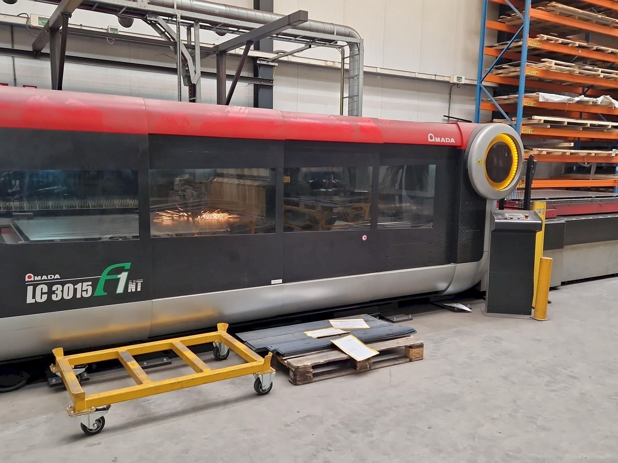 Frontansicht der AMADA LC3015 F1 NT  Maschine