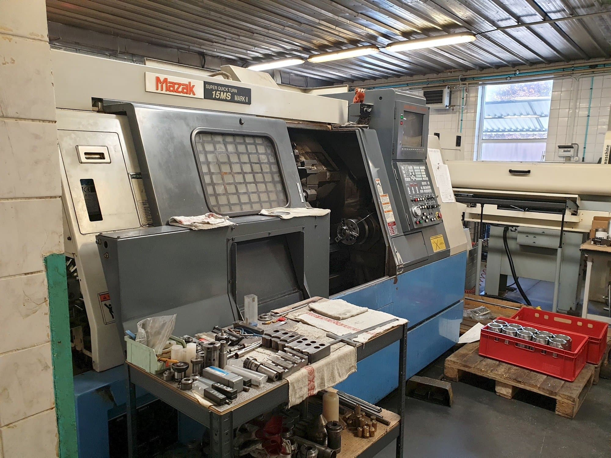 Frontansicht der Mazak SQT 15MS  Maschine