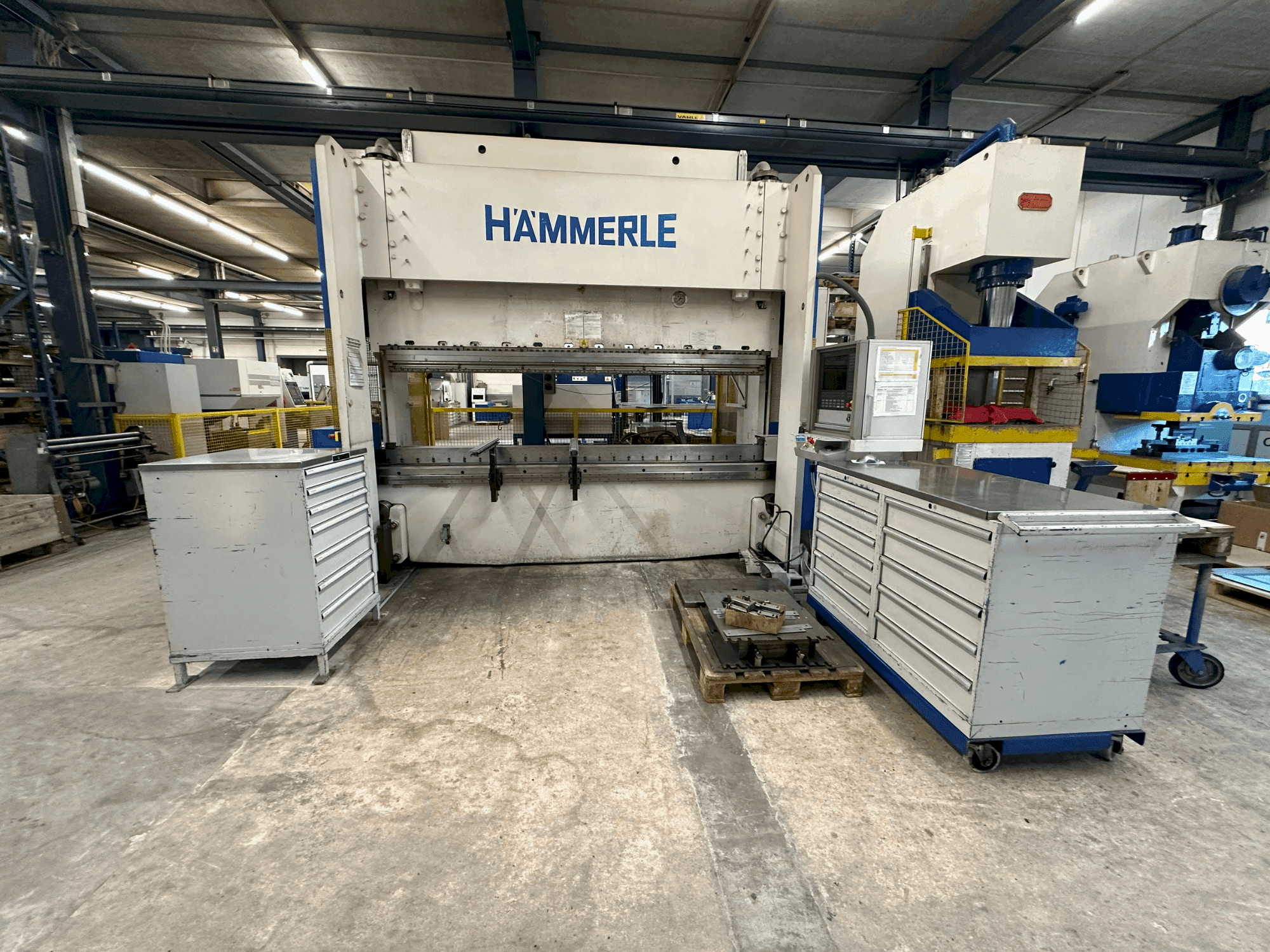 Frontansicht der HAMMERLE BM 200 - 3100  Maschine