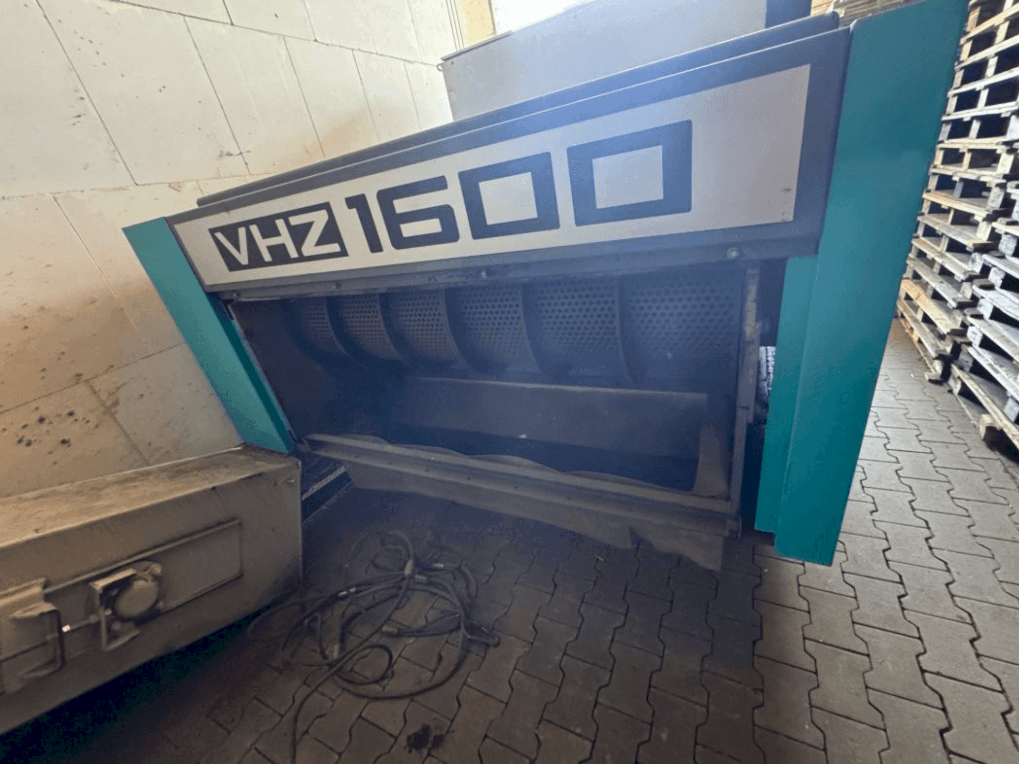 Frontansicht der VECOPLAN VHZ 1600  Maschine
