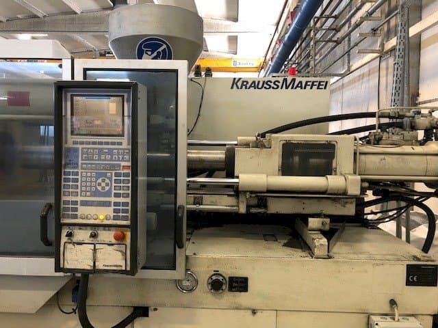 Frontansicht der Krauss Maffei 150-700 C2  Maschine
