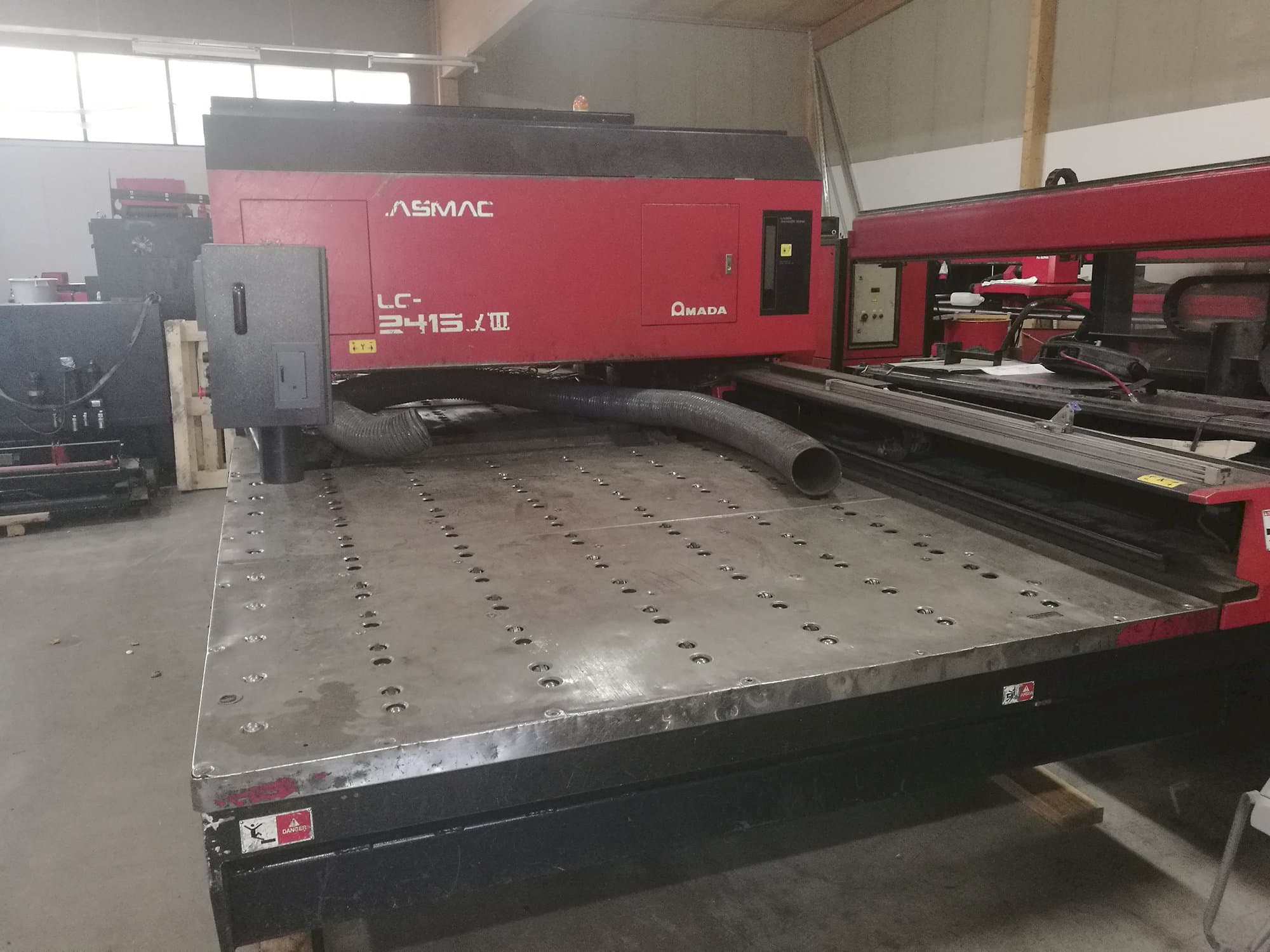 Frontansicht der AMADA LC 2415 α3 Maschine