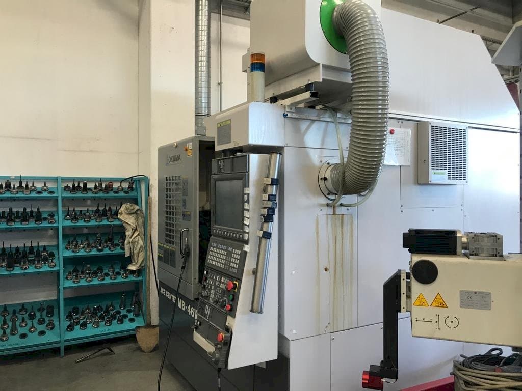 Rechte Seitenansicht der Okuma MB 46 VAE Maschine