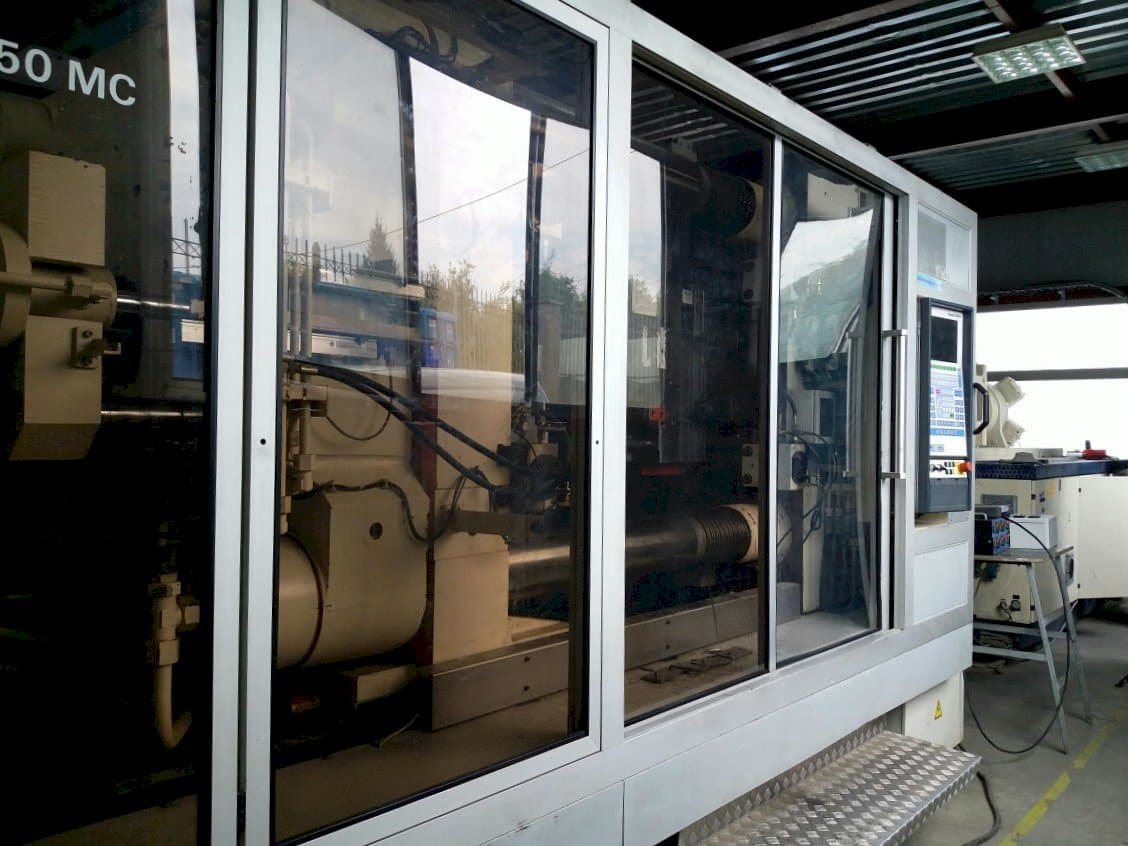 Frontansicht der Krauss Maffei KM 800/1330 MC Maschine
